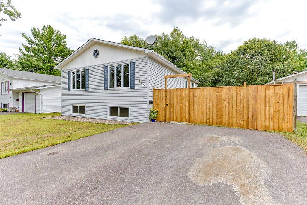 Petawawa, ON K8H 2N7,35 A East ST