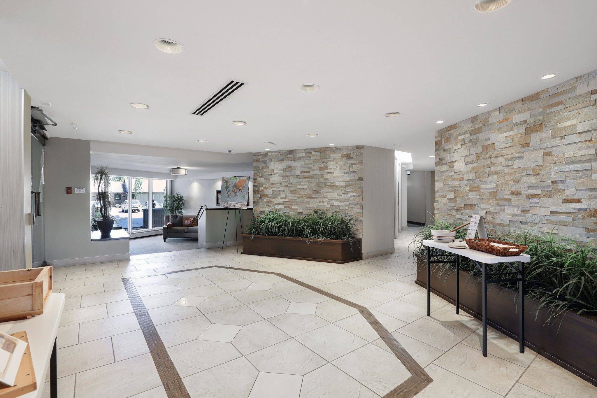 Woodroffe, ON K2B 8G6,1171 Ambleside DR #1002