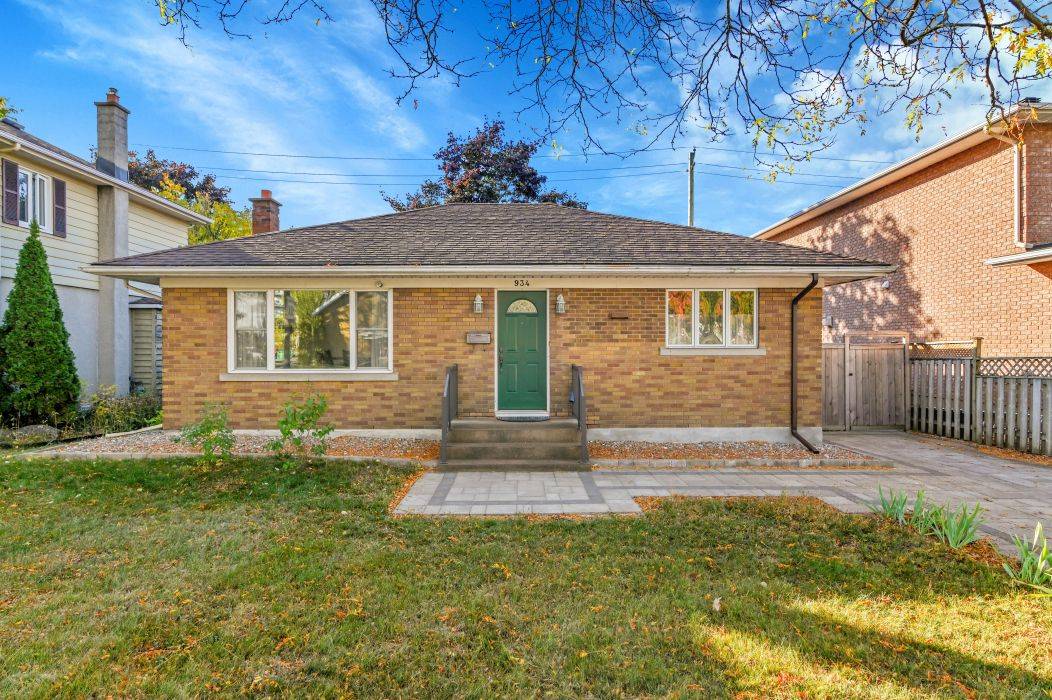 Elmvale Acres And Area, ON K1G 1P6,934 Smyth RD