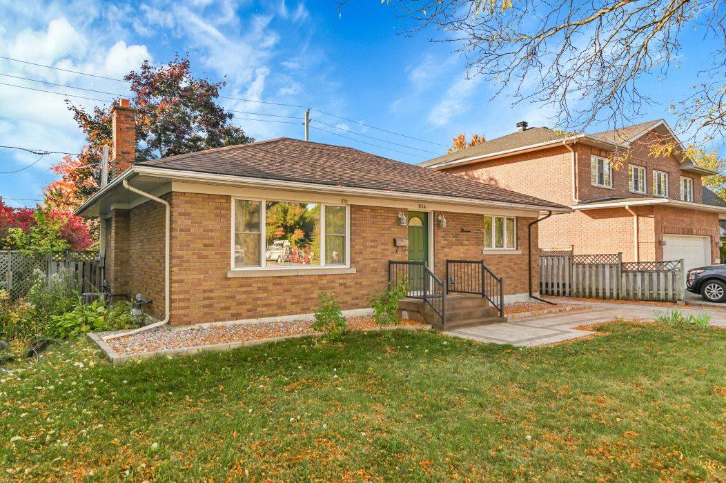 Elmvale Acres And Area, ON K1G 1P6,934 Smyth RD