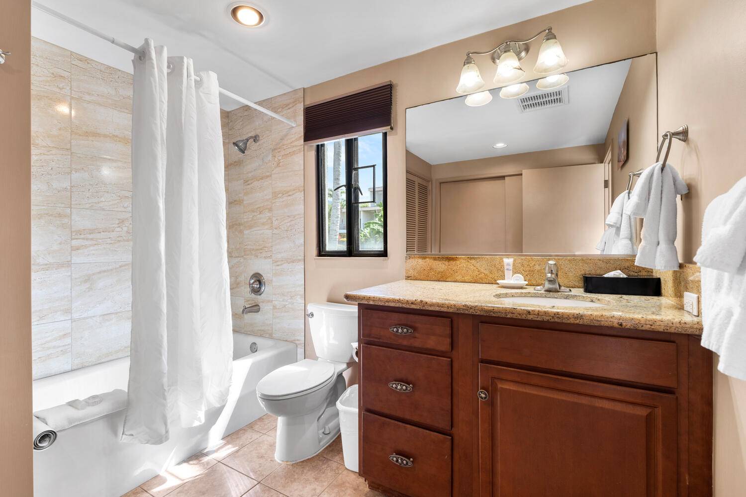 Kailua-kona, HI 96740,75-6040 ROYAL SEA CLIFF CLUB #429