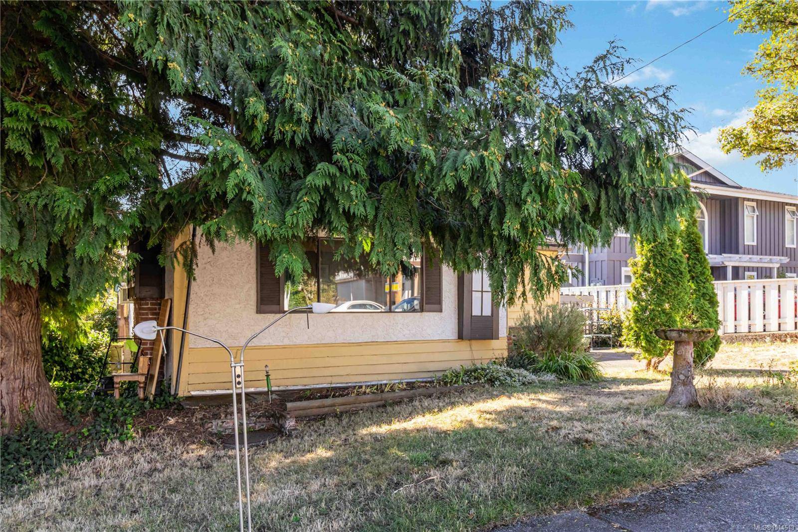 Victoria, BC V8T 2S6,1415 LANG St