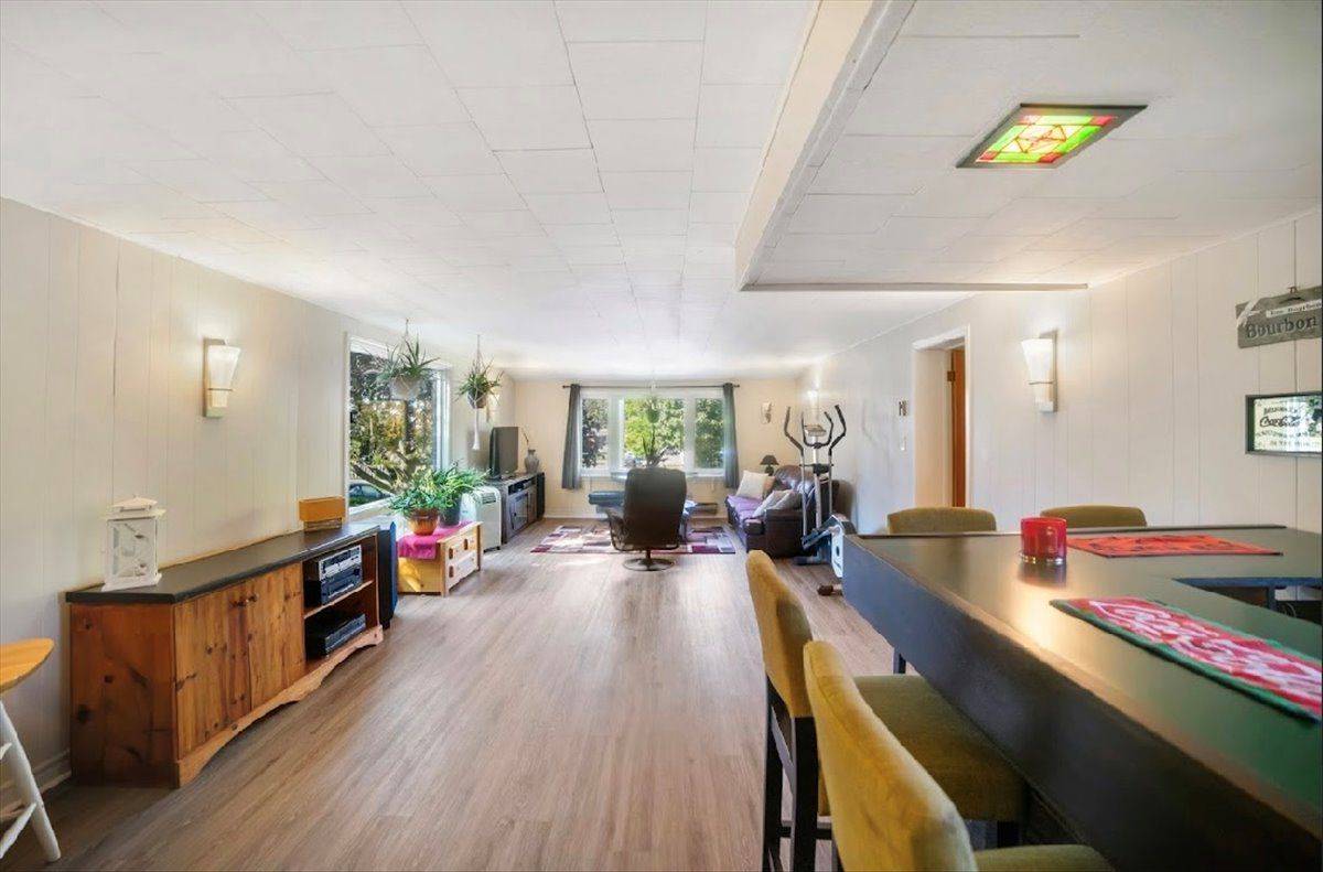 Whitby, ON L1N 1E2,931 Bayview AVE N