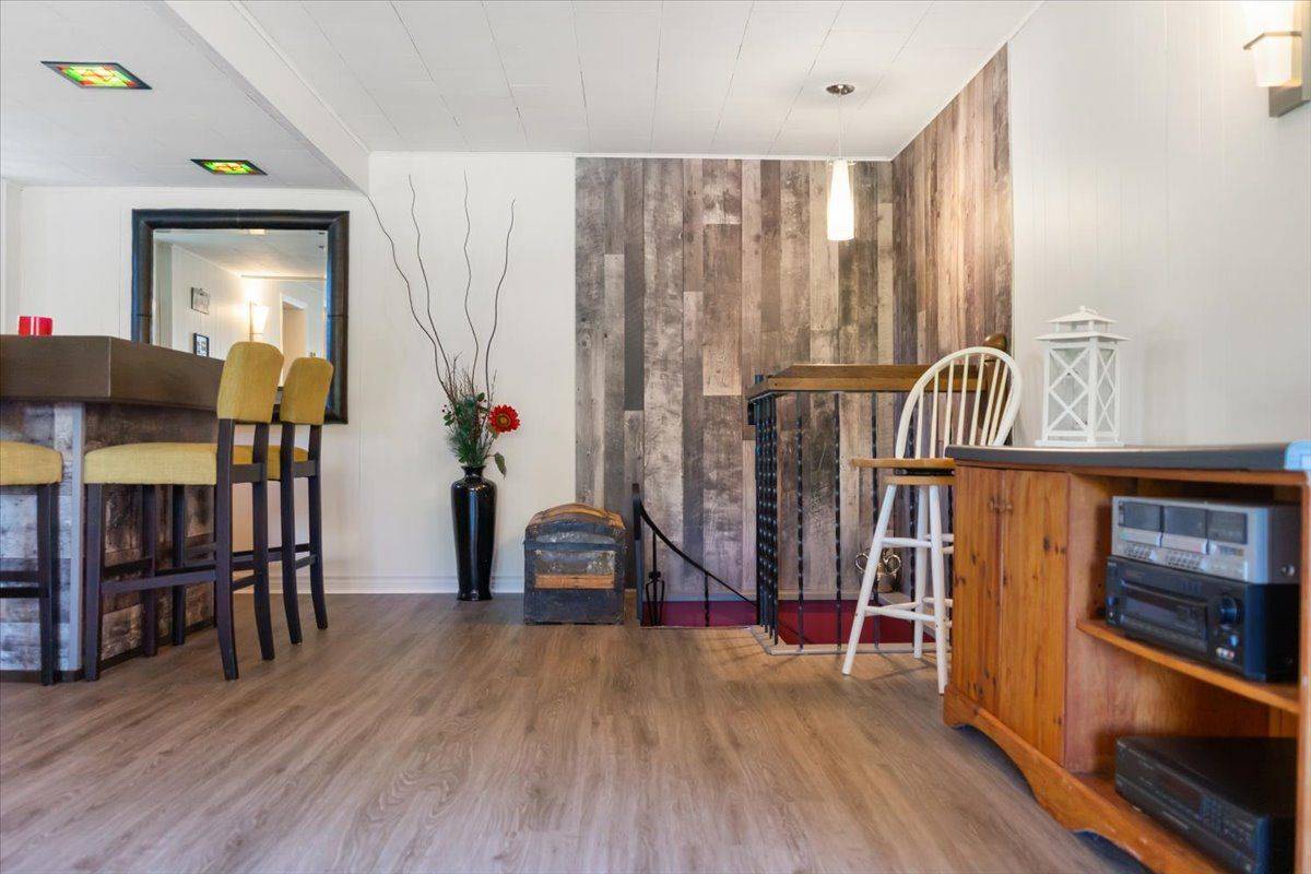 Whitby, ON L1N 1E2,931 Bayview AVE N