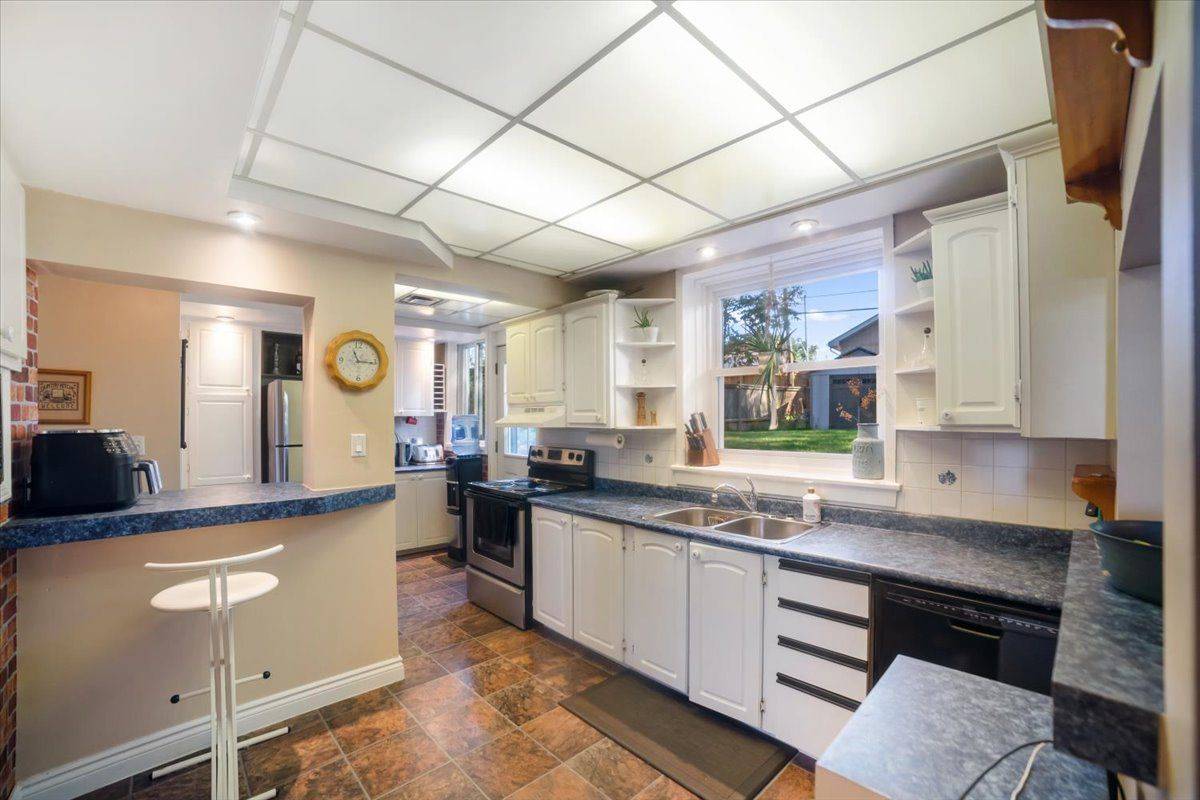 Whitby, ON L1N 1E2,931 Bayview AVE N