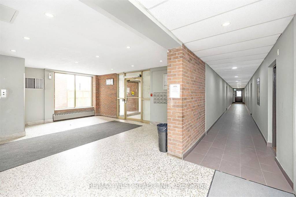 Mississauga, ON L5C 2T8,1055 Forestwood DR #214