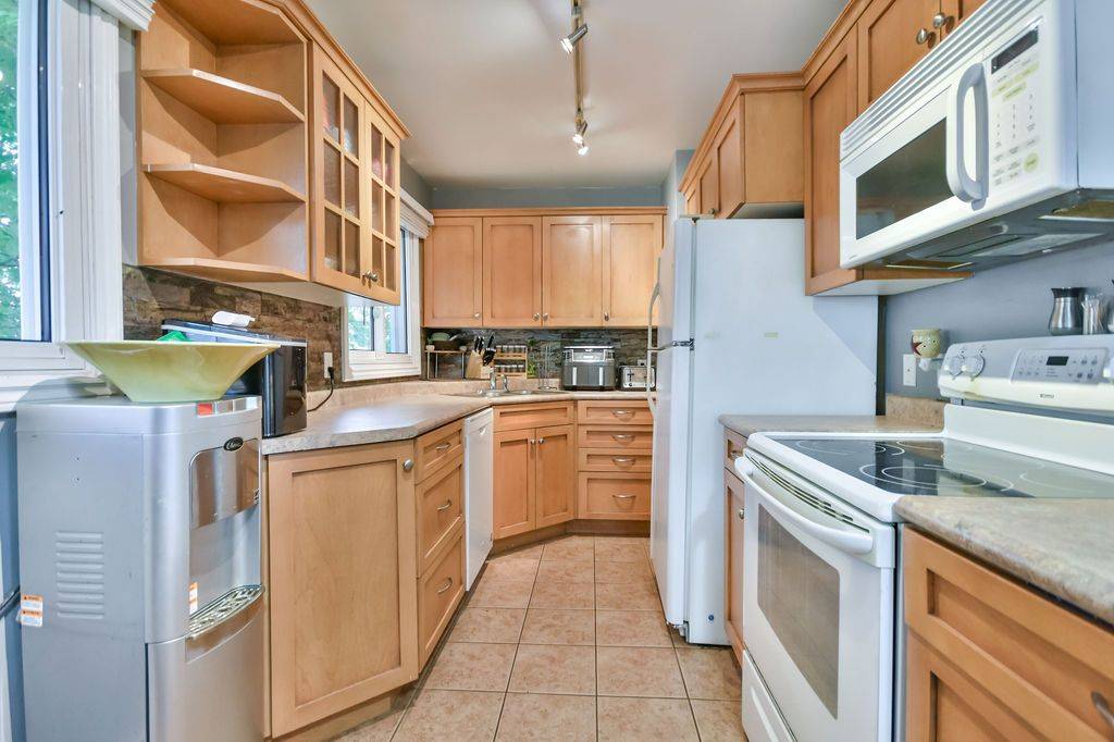 Orillia, ON L3V 1J3,320 HILDA ST