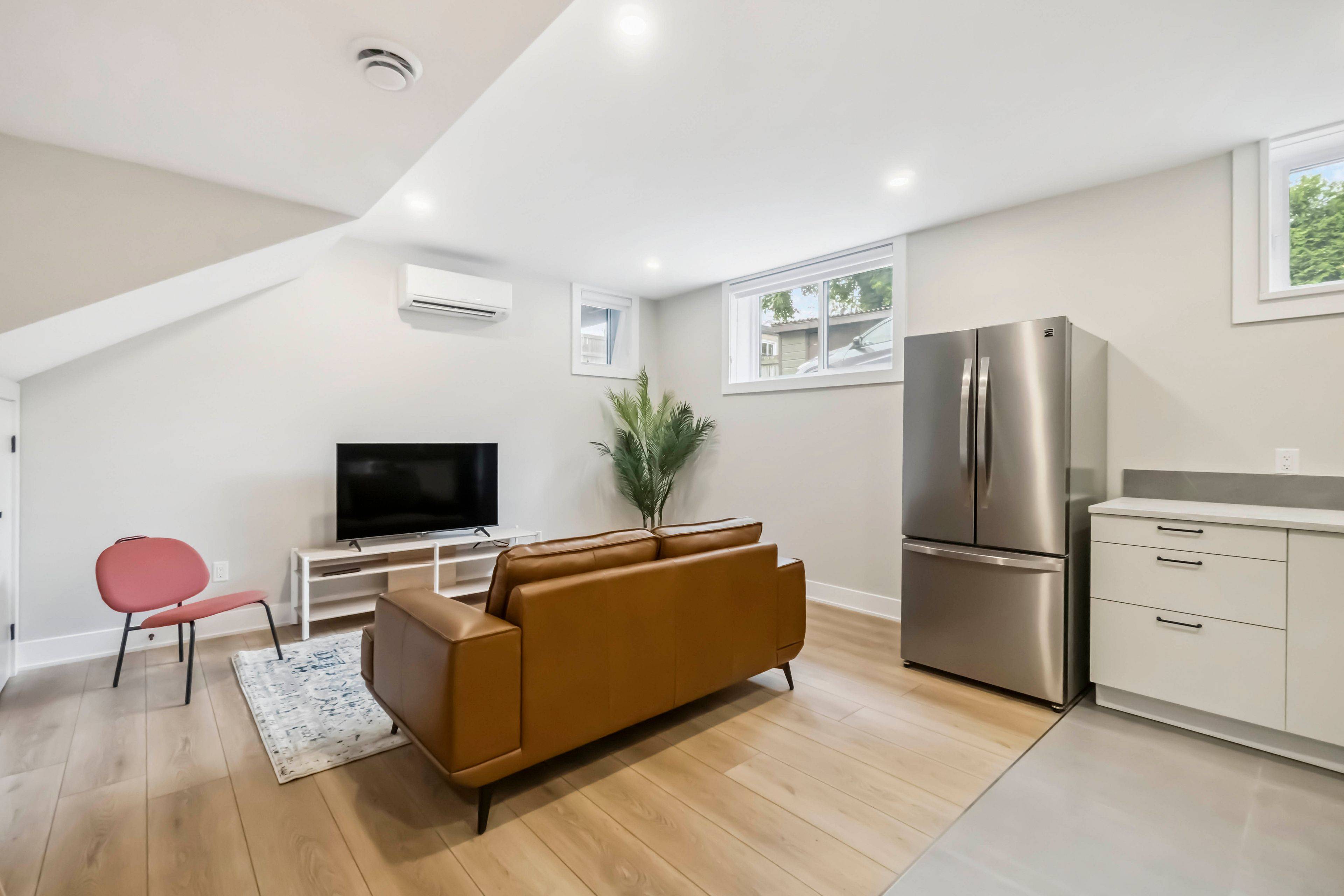 West Centre Town, ON K1Y 2V7,72 Armstrong ST #E