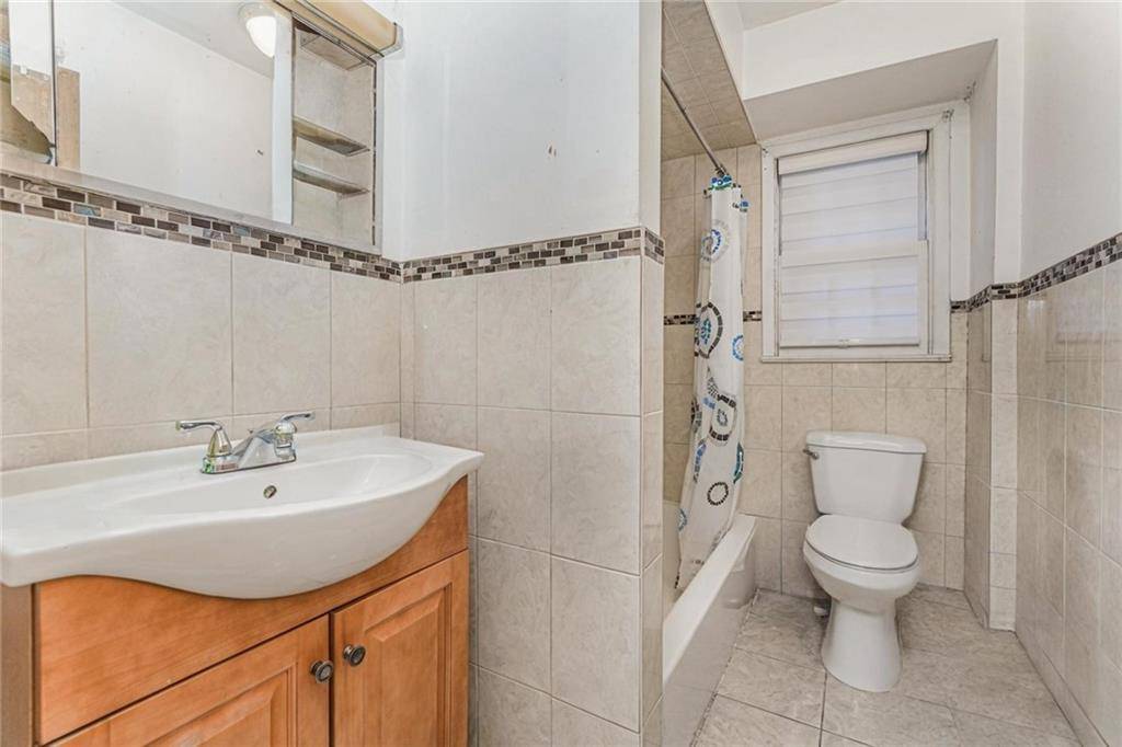 Staten  Island, NY 10301,124 Van Cortlandt AVE