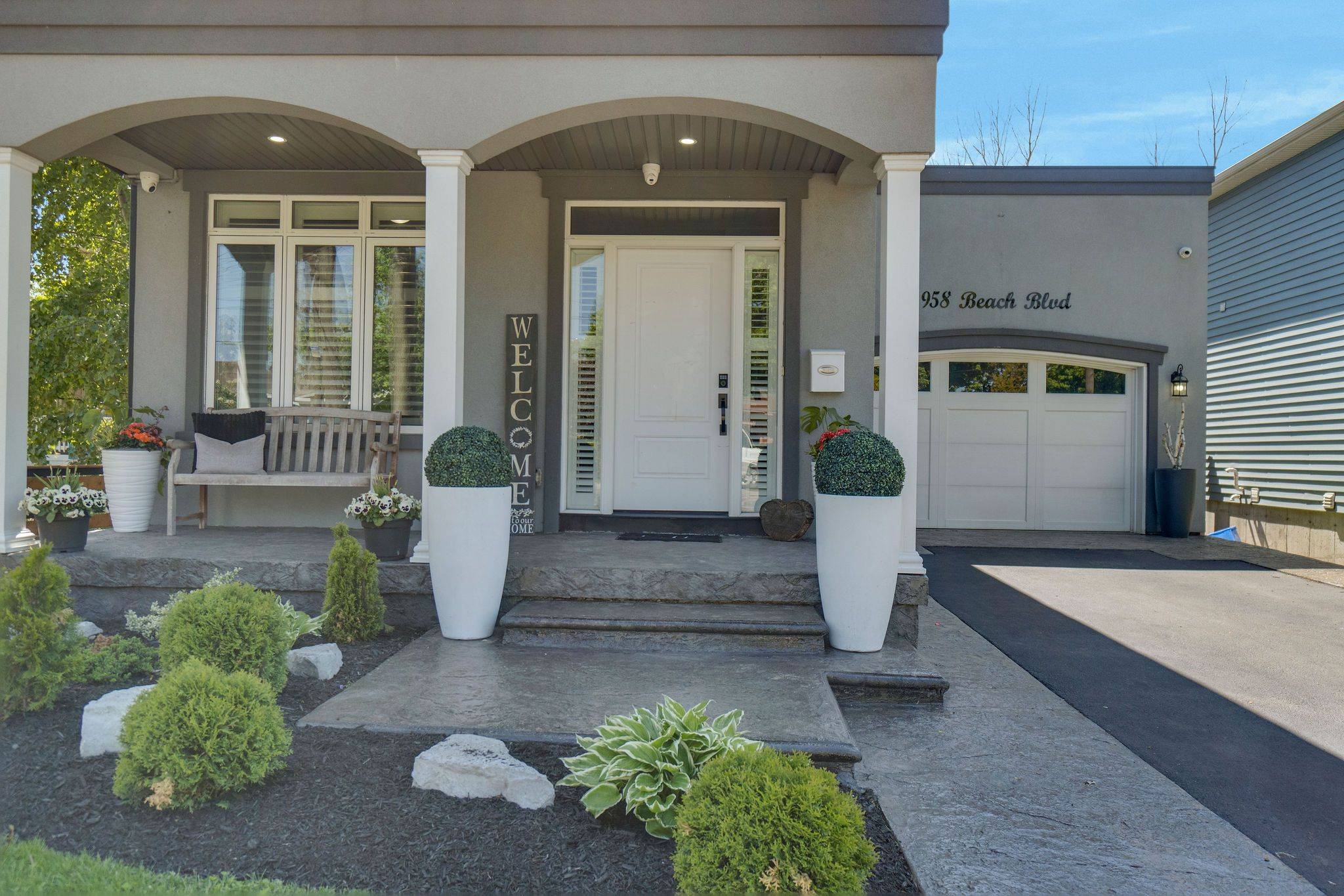 Hamilton, ON L8H 6Z4,958 Beach BLVD