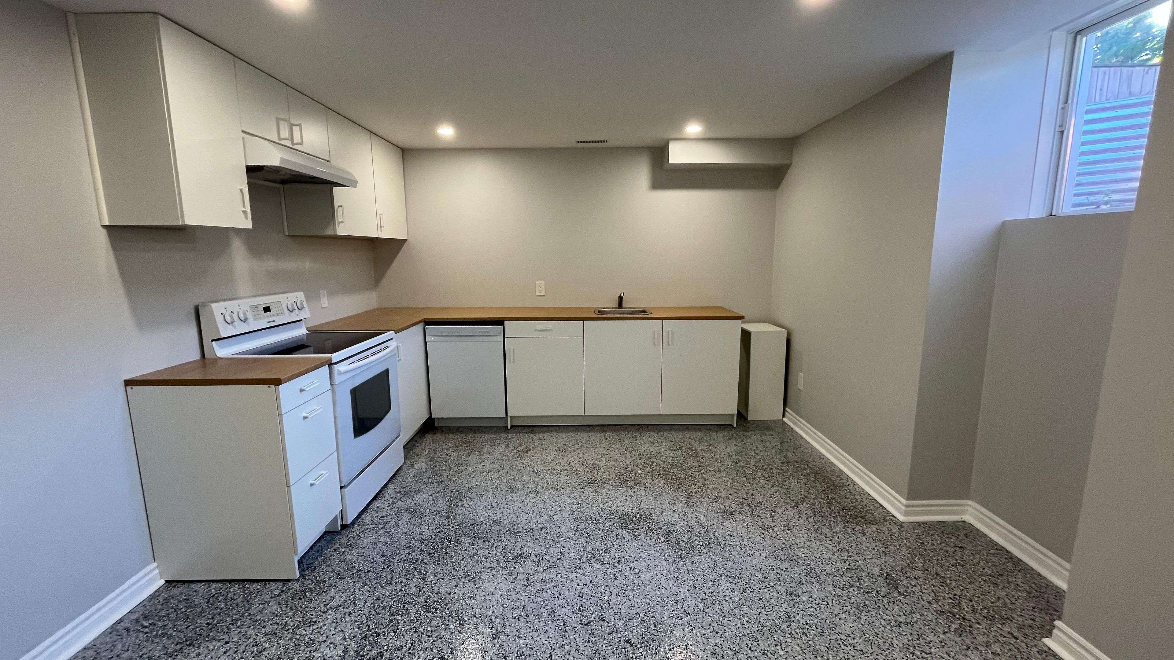 Barrie, ON L4N 7M1,6 White CRES #Bsm