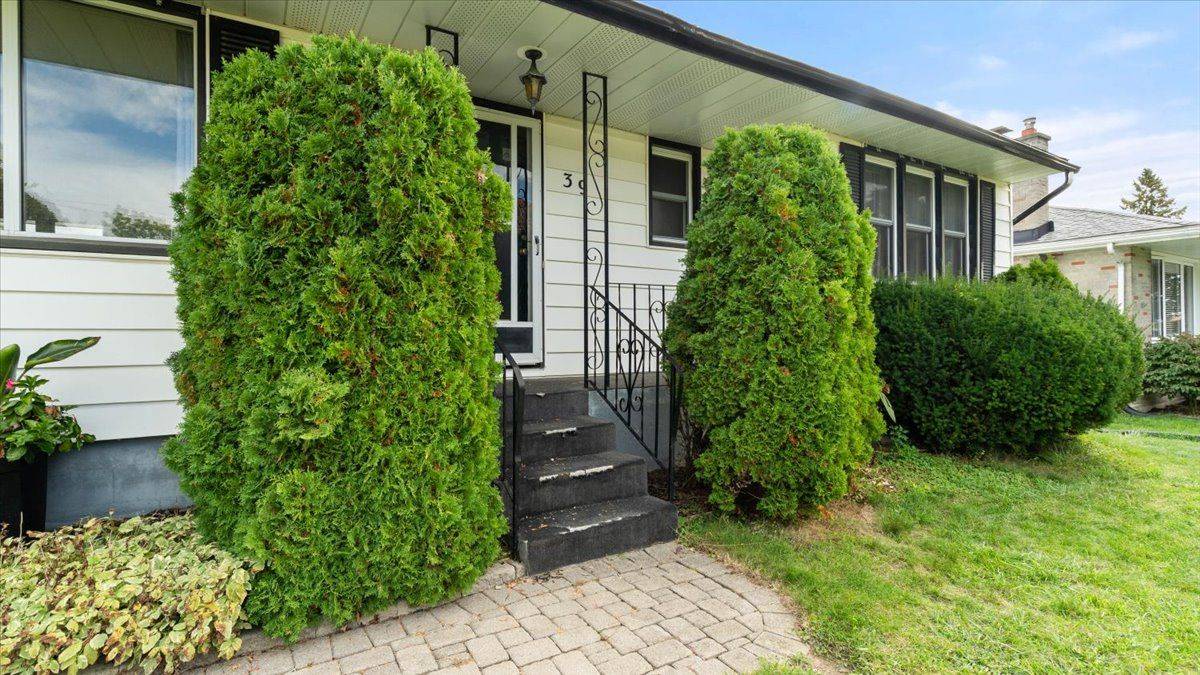 Quinte West, ON K8V 5M5,39 Second AVE