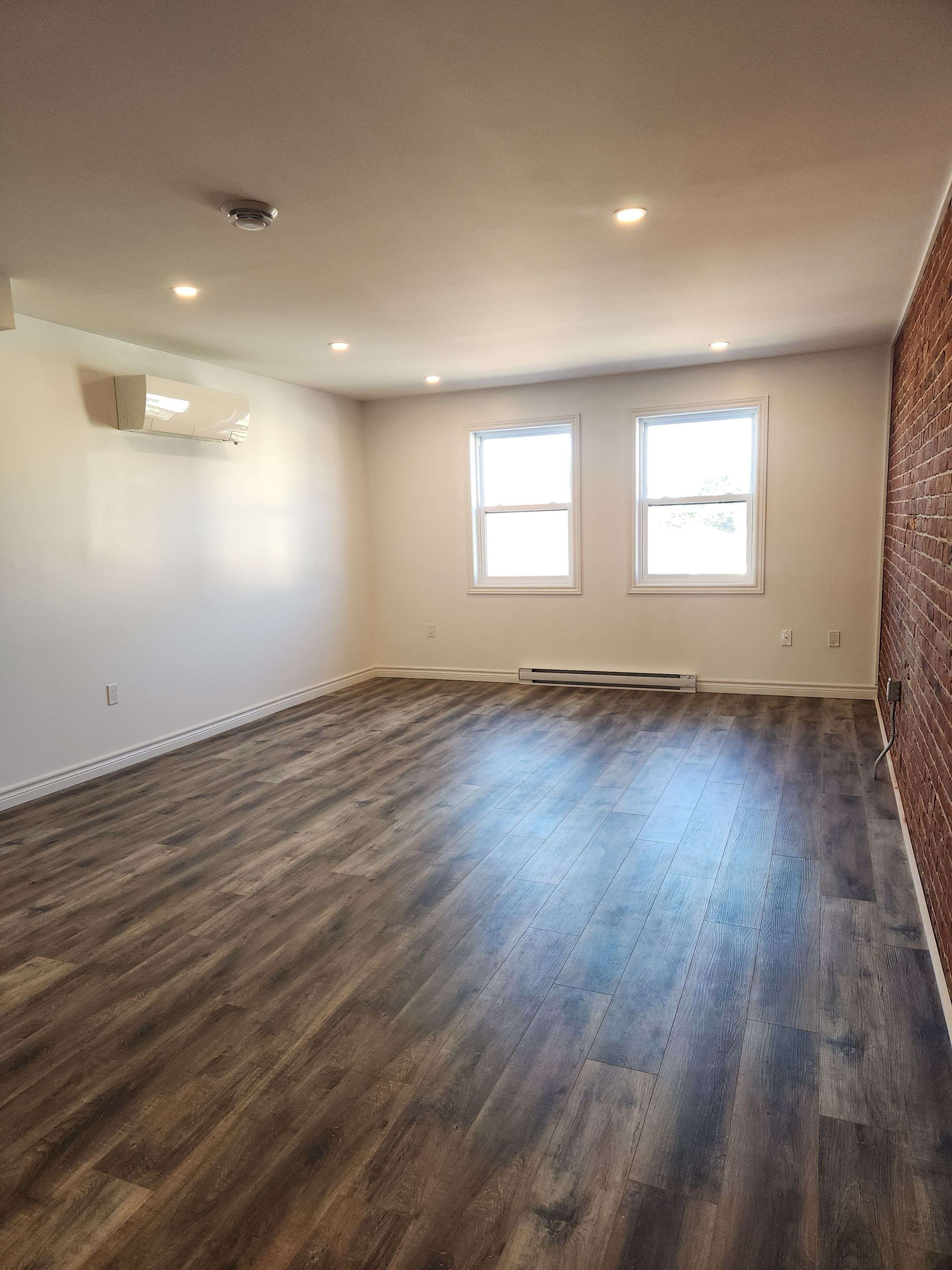 Springwater, ON L0L 1P0,9 Queen ST W #203