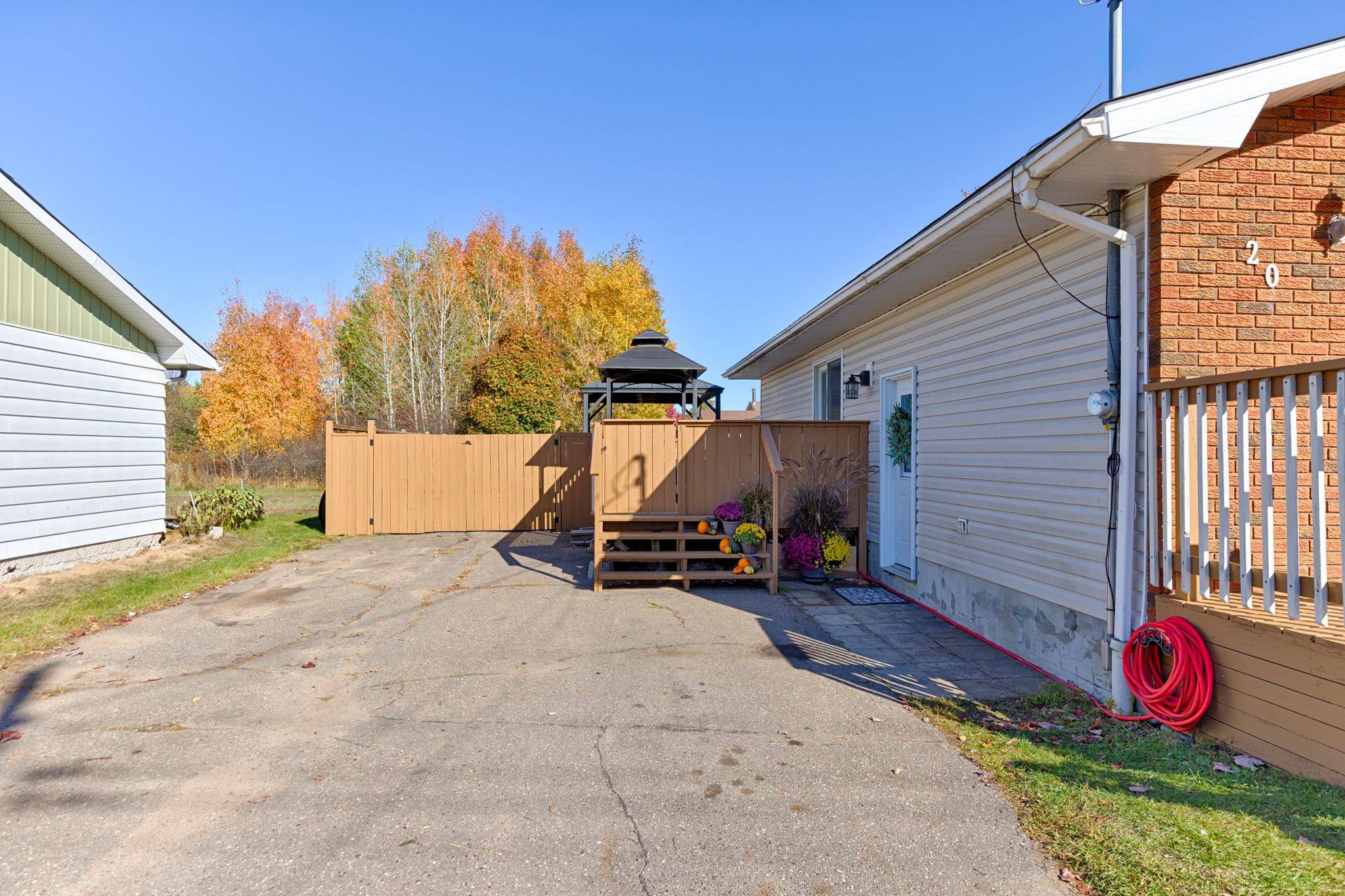 Petawawa, ON K8H 1S4,20 John ST