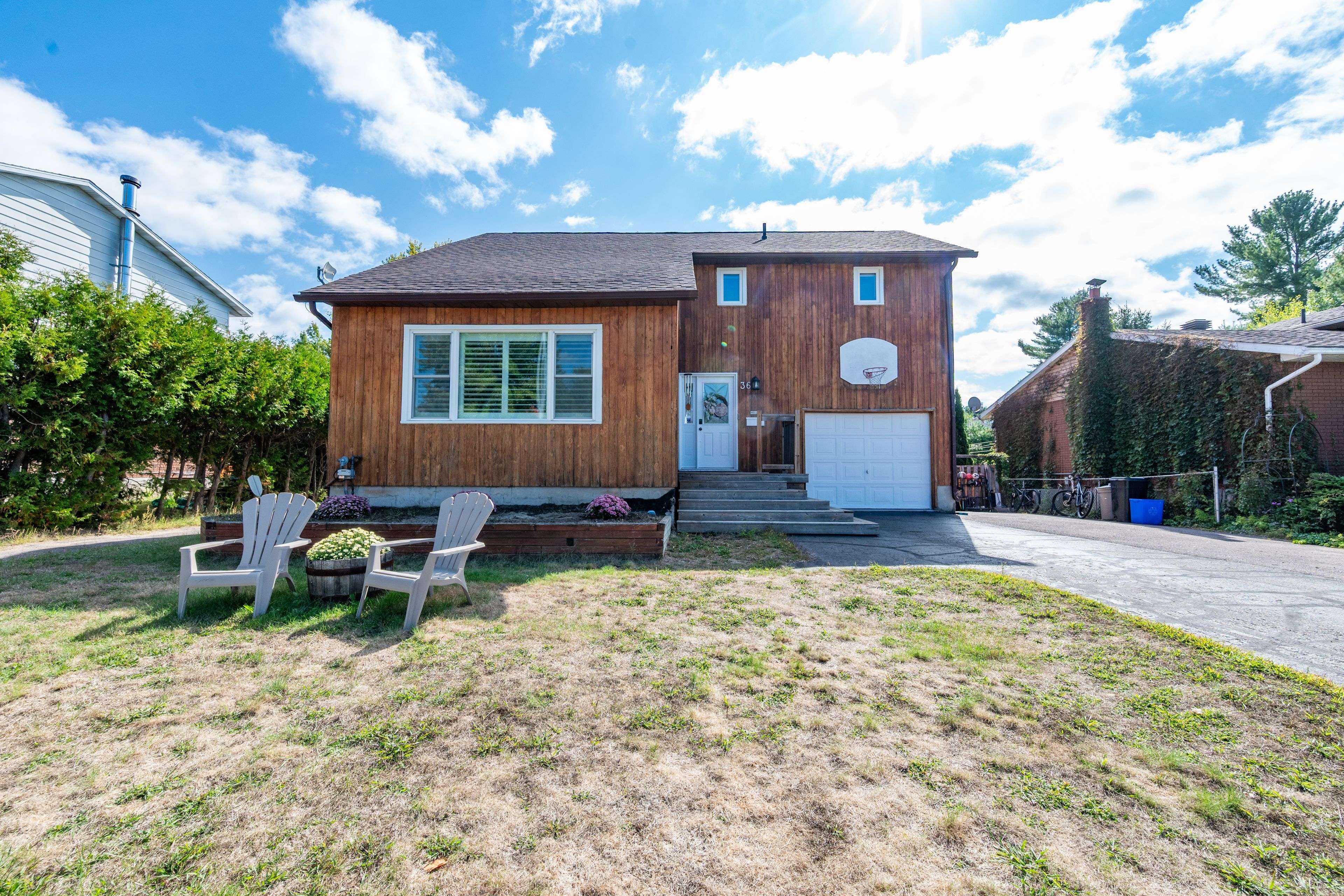 Deep River, ON K0J 1P0,36 Thomas ST