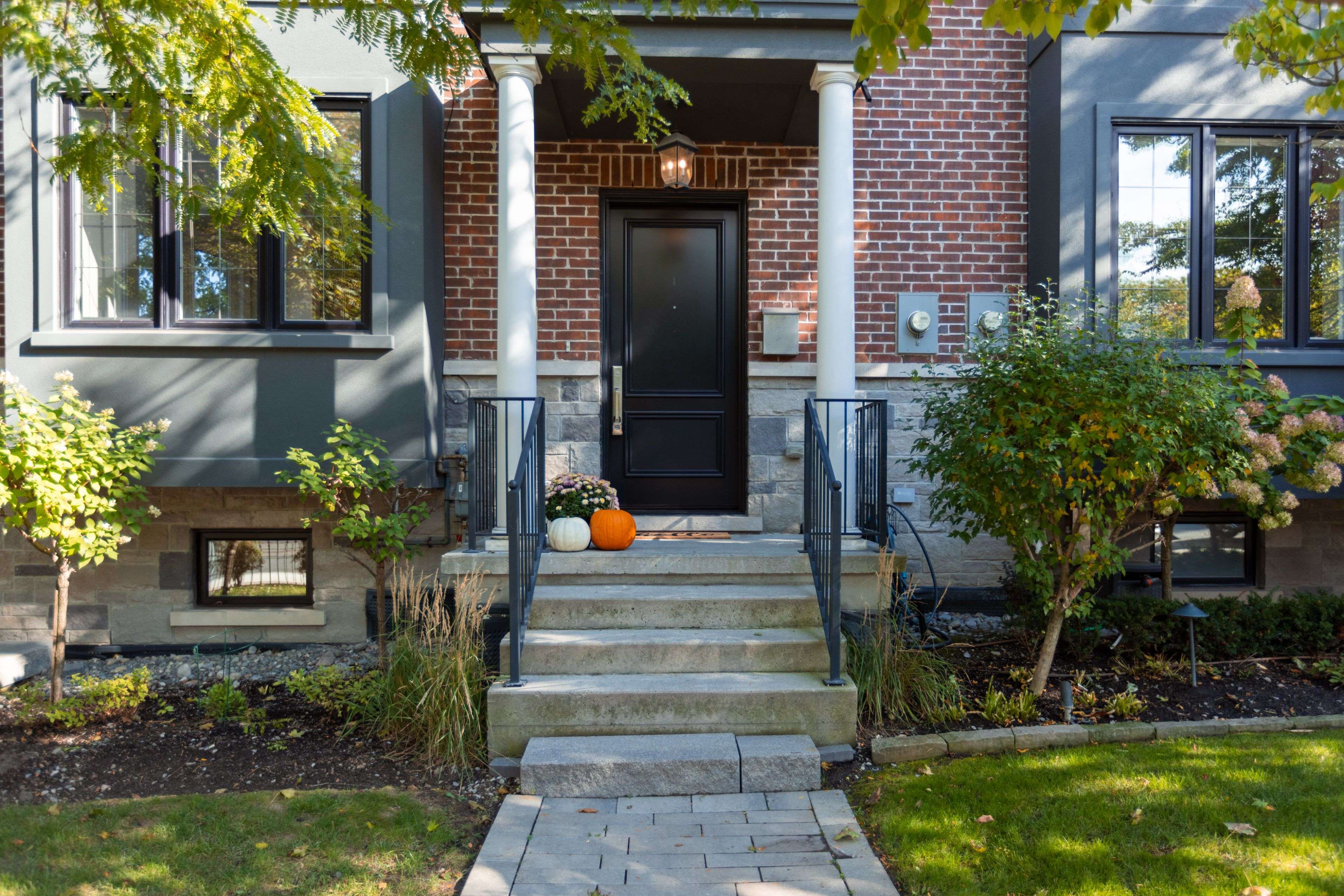 77 Rumsey RD, Toronto C11, ON M4G 1N9