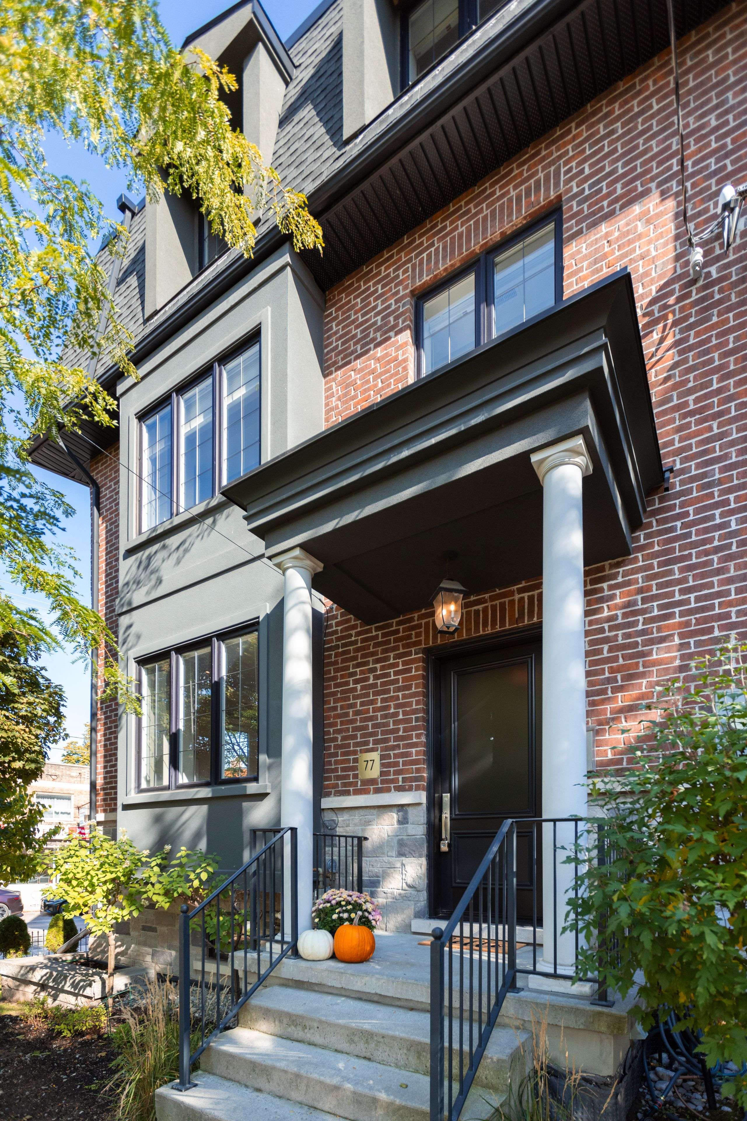 77 Rumsey RD, Toronto C11, ON M4G 1N9