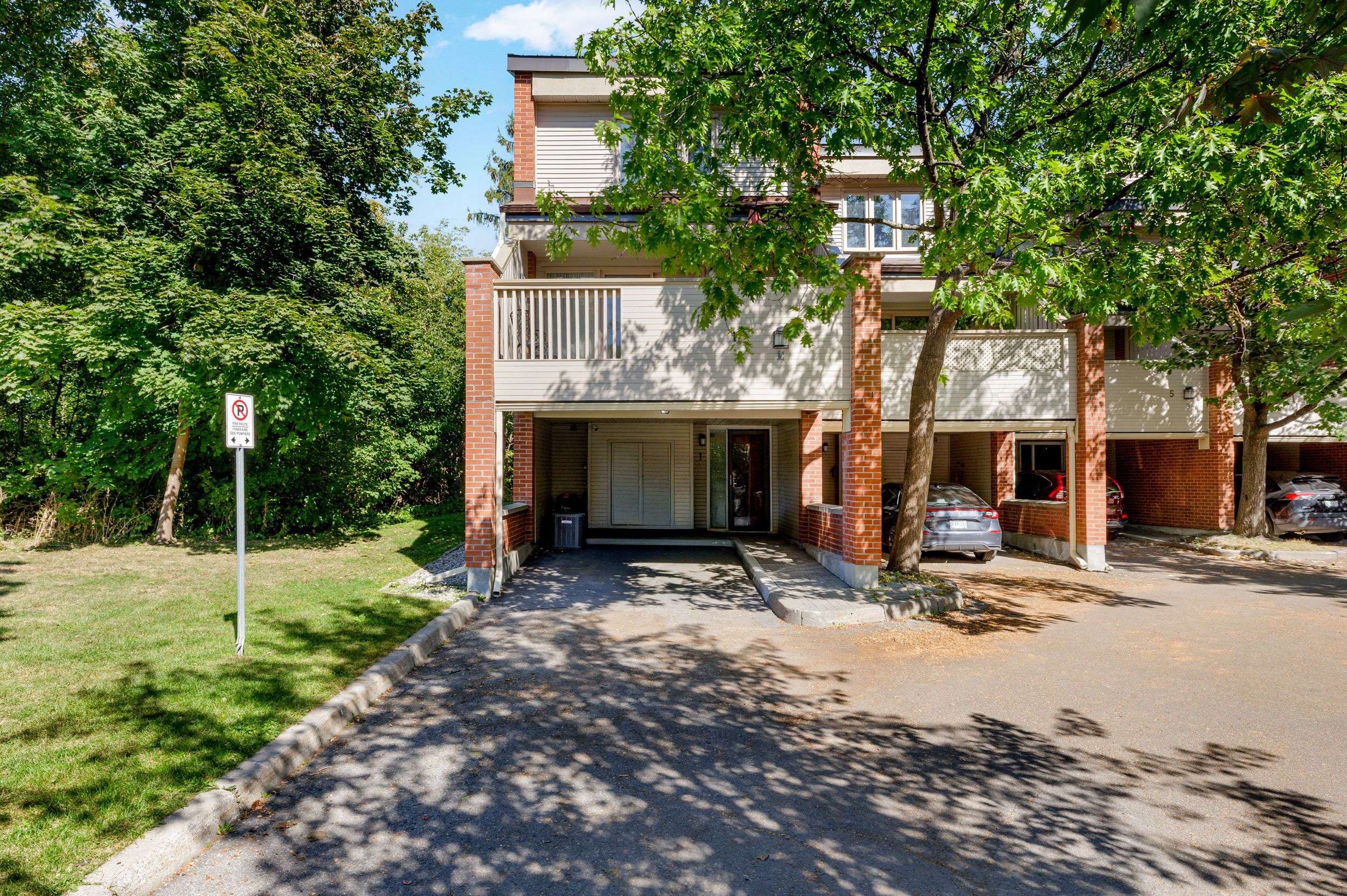 Glebe - Ottawa East And Area, ON K1S 0X7,60 Greenfield AVE #1