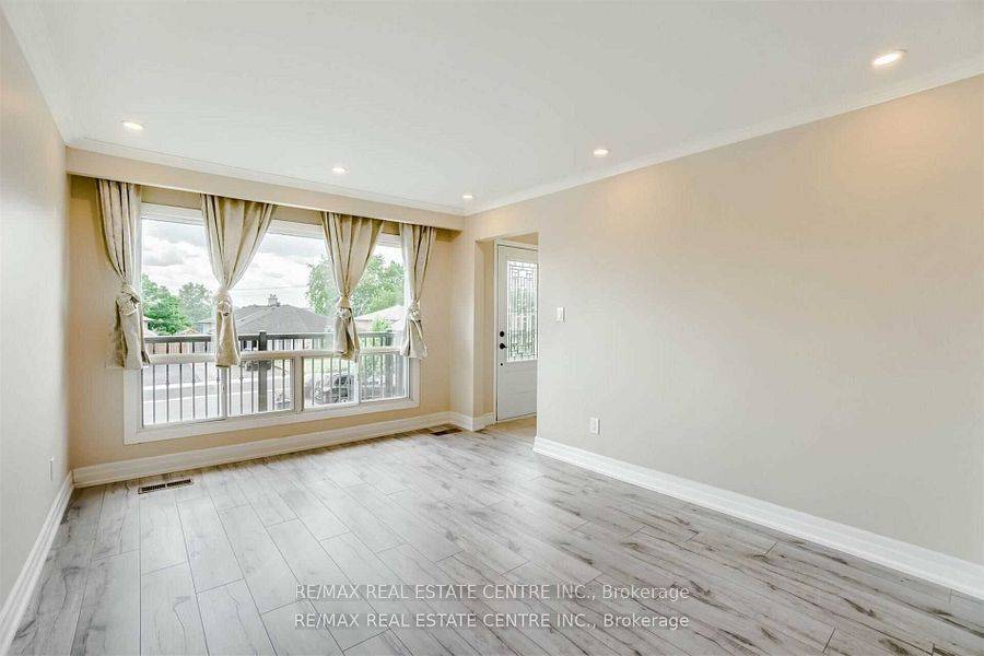 Mississauga, ON L5C 1Z5,3385 Ellengale (Upper) DR