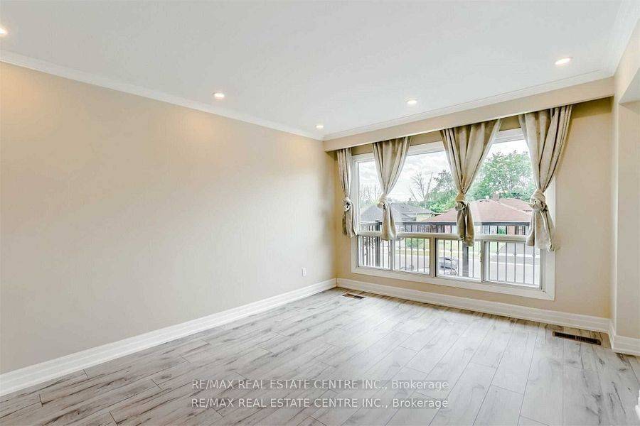 Mississauga, ON L5C 1Z5,3385 Ellengale (Upper) DR