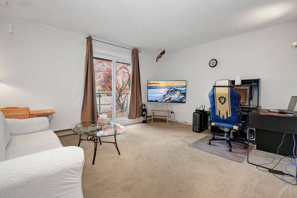 Manor Park - Cardinal Glen And Area, ON K1K 4M2,260 Brittany DR #214