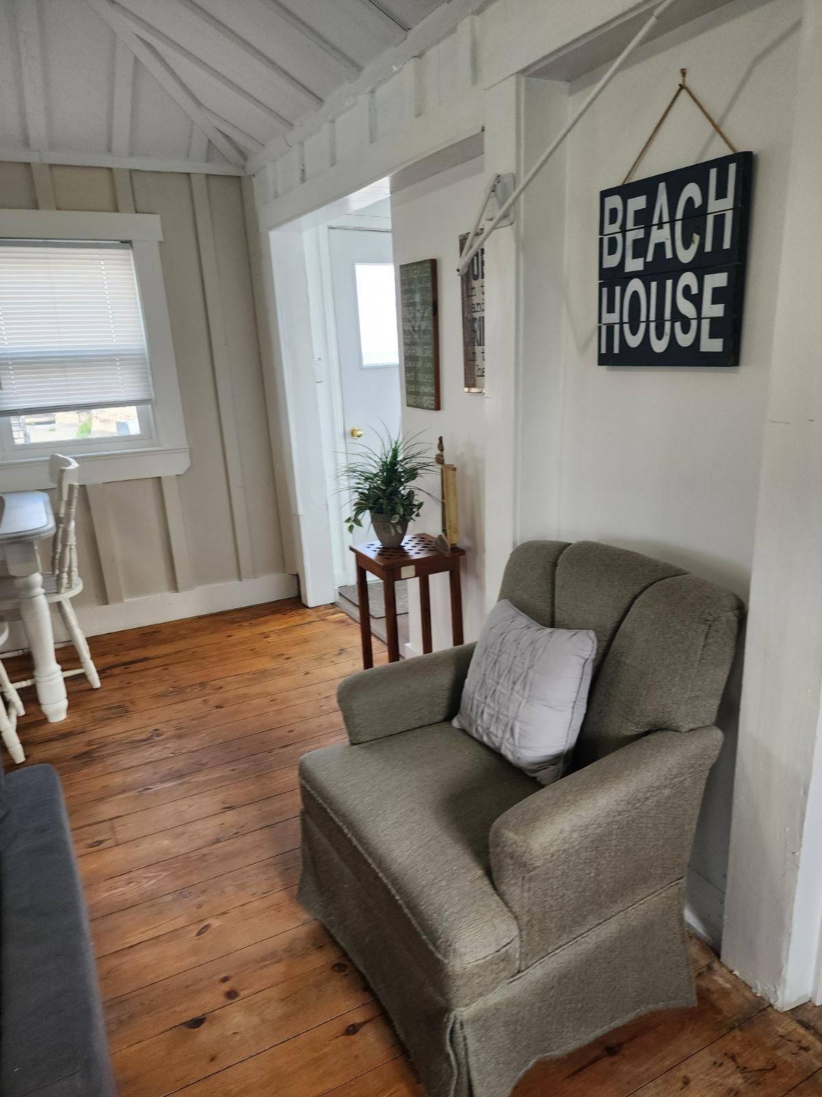 Chatham-kent, ON N0P 1A0,18222 Erie Shore DR