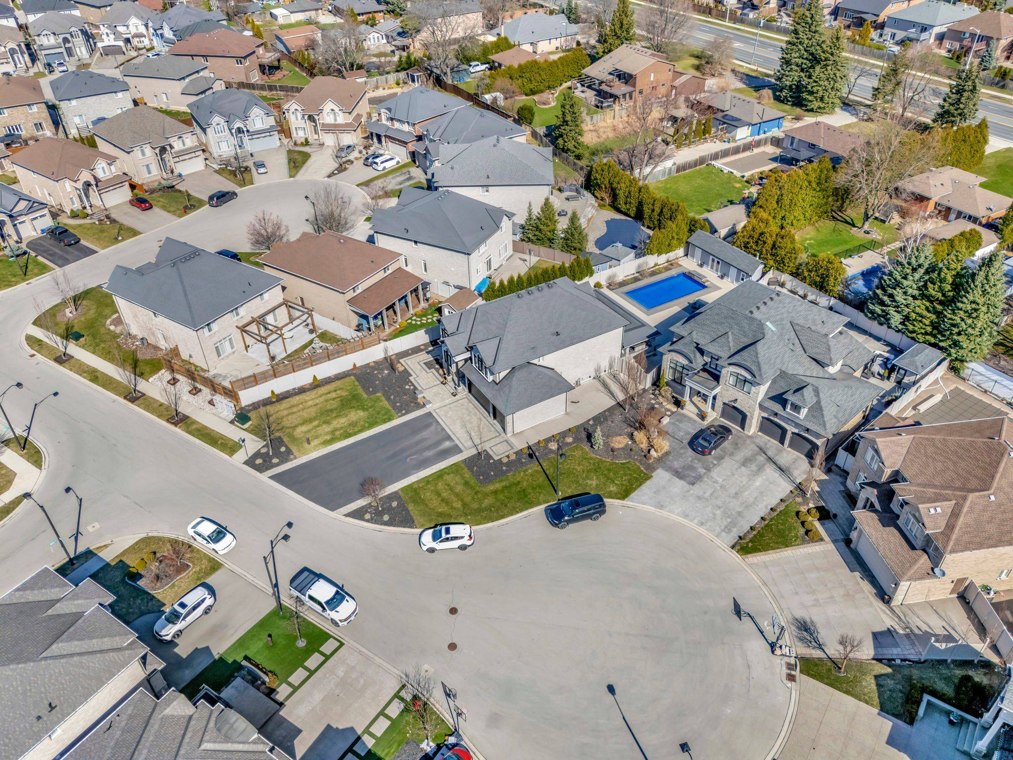 Hamilton, ON L9B 0C7,7 Bernini CT