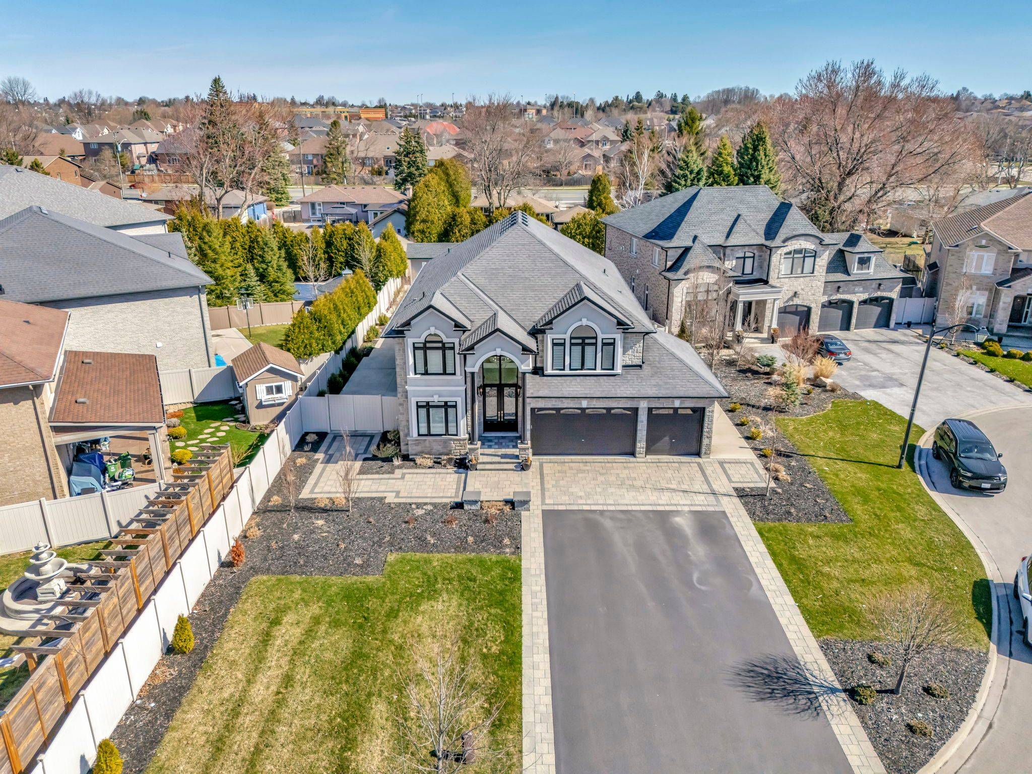 Hamilton, ON L9B 0C7,7 Bernini CT