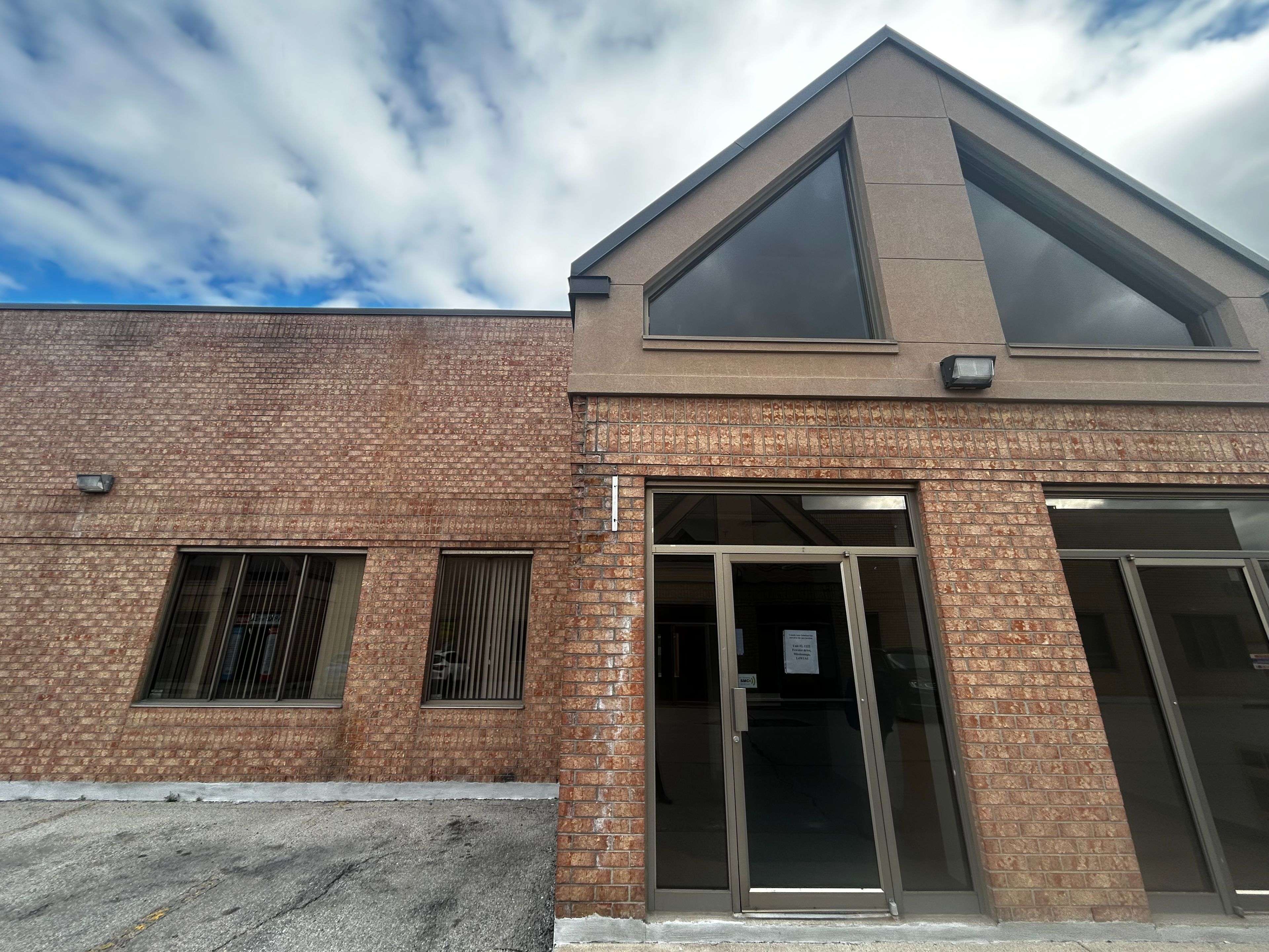 Mississauga, ON L4W 1A7,1115 Crestlawn DR ## C3