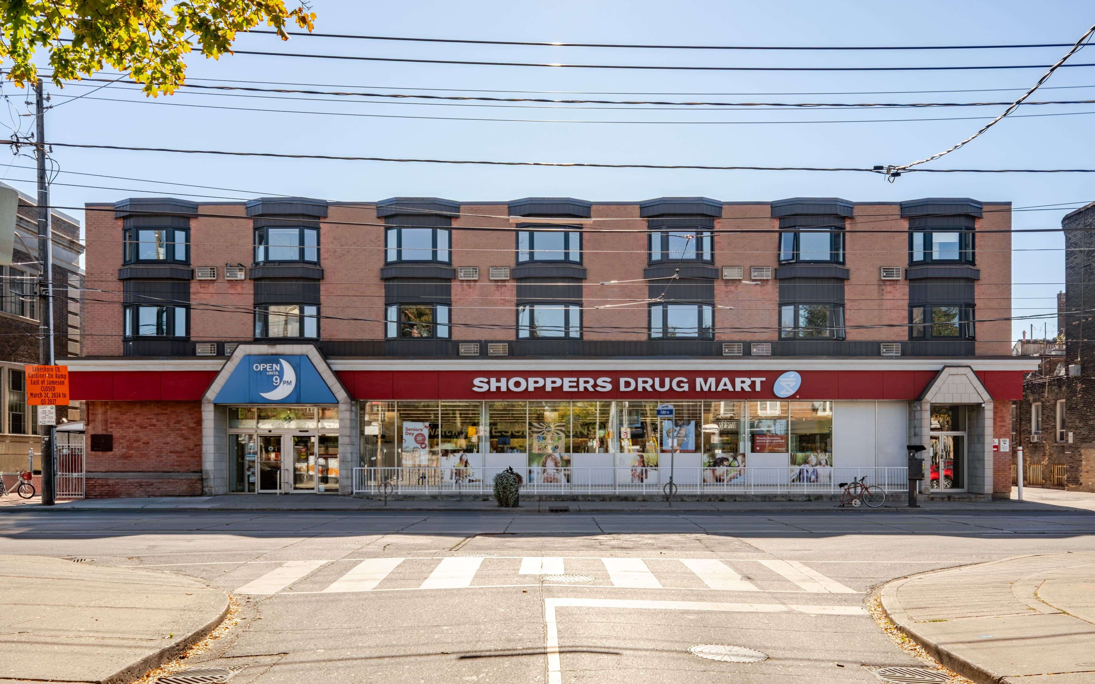 Toronto W01, ON M6R 1A1,1473 Queen ST W