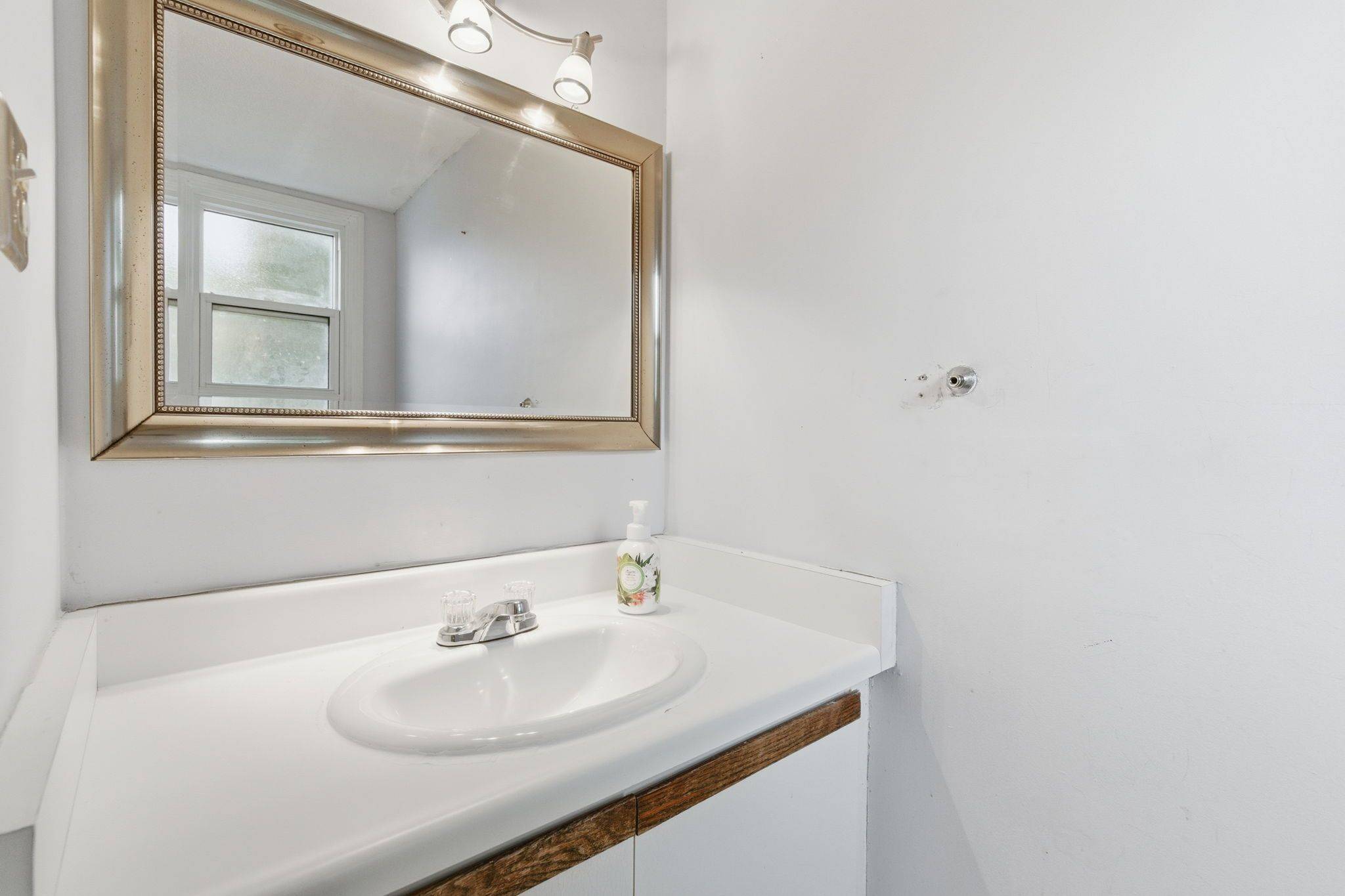 Hamilton, ON L8W 3T3,15 Derby ST #12