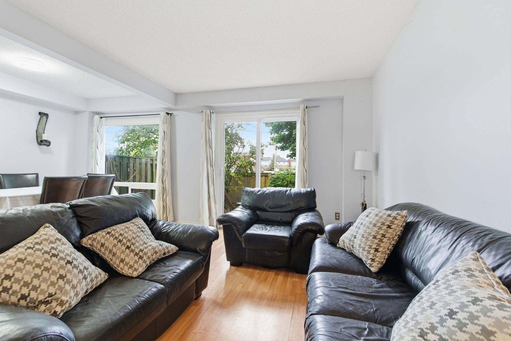 Hamilton, ON L8W 3T3,15 Derby ST #12