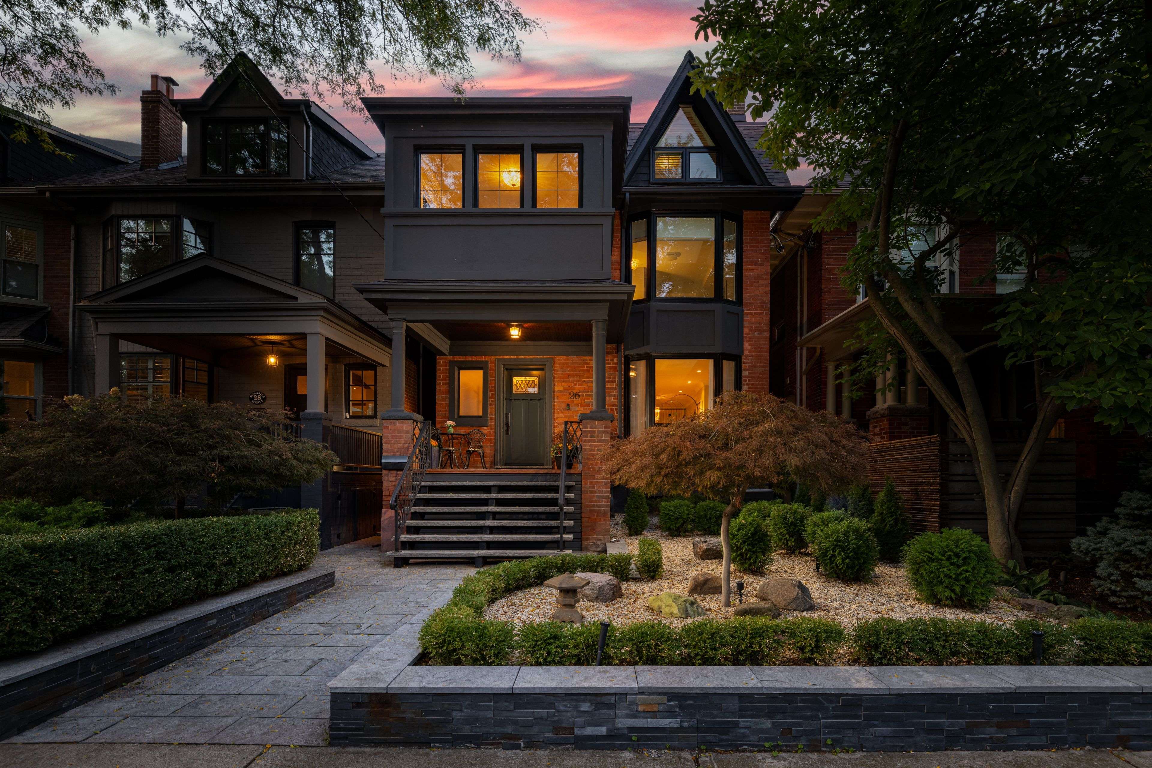 Toronto C02, ON M4V 1A9,26 Mcmaster AVE