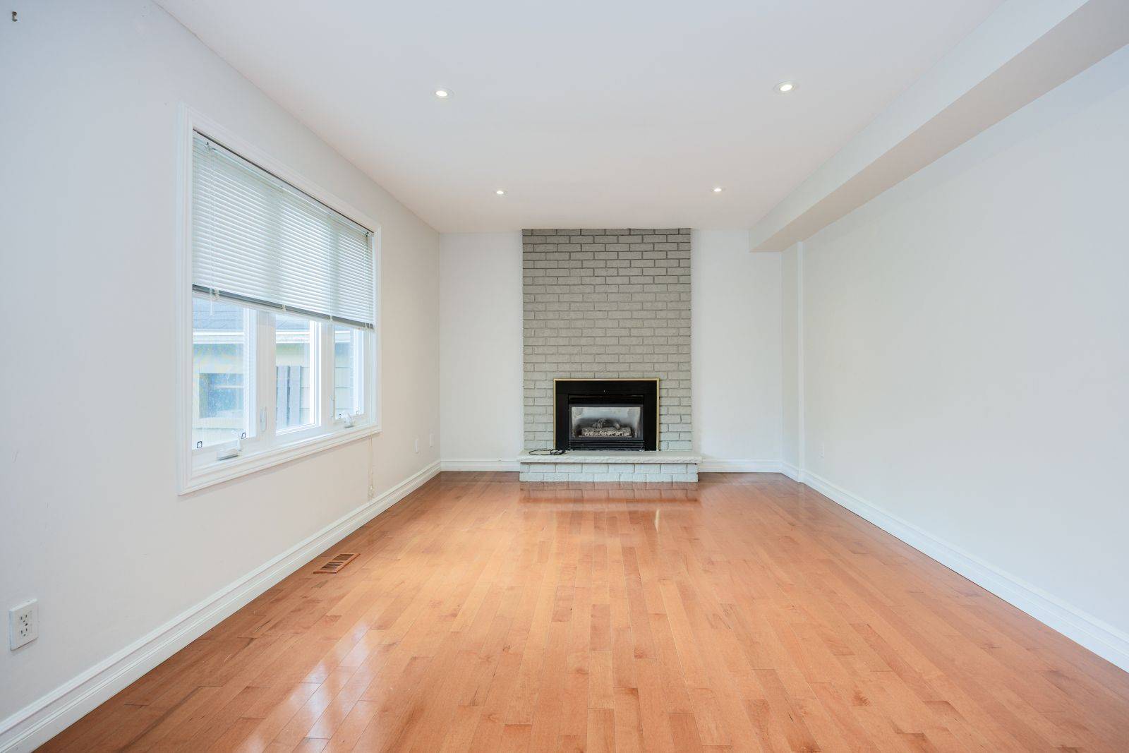 Aurora, ON L4G 6C7,82 Old Yonge ST