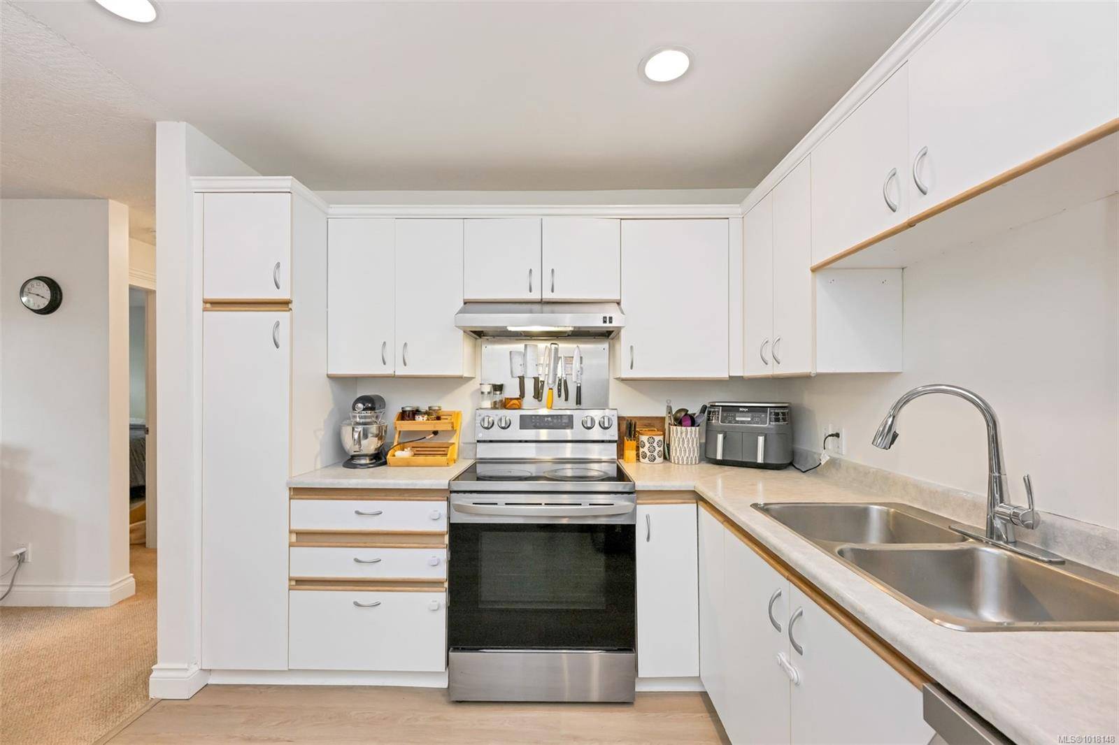 Saanich, BC V8X 1M5,3363 Glasgow Ave #204