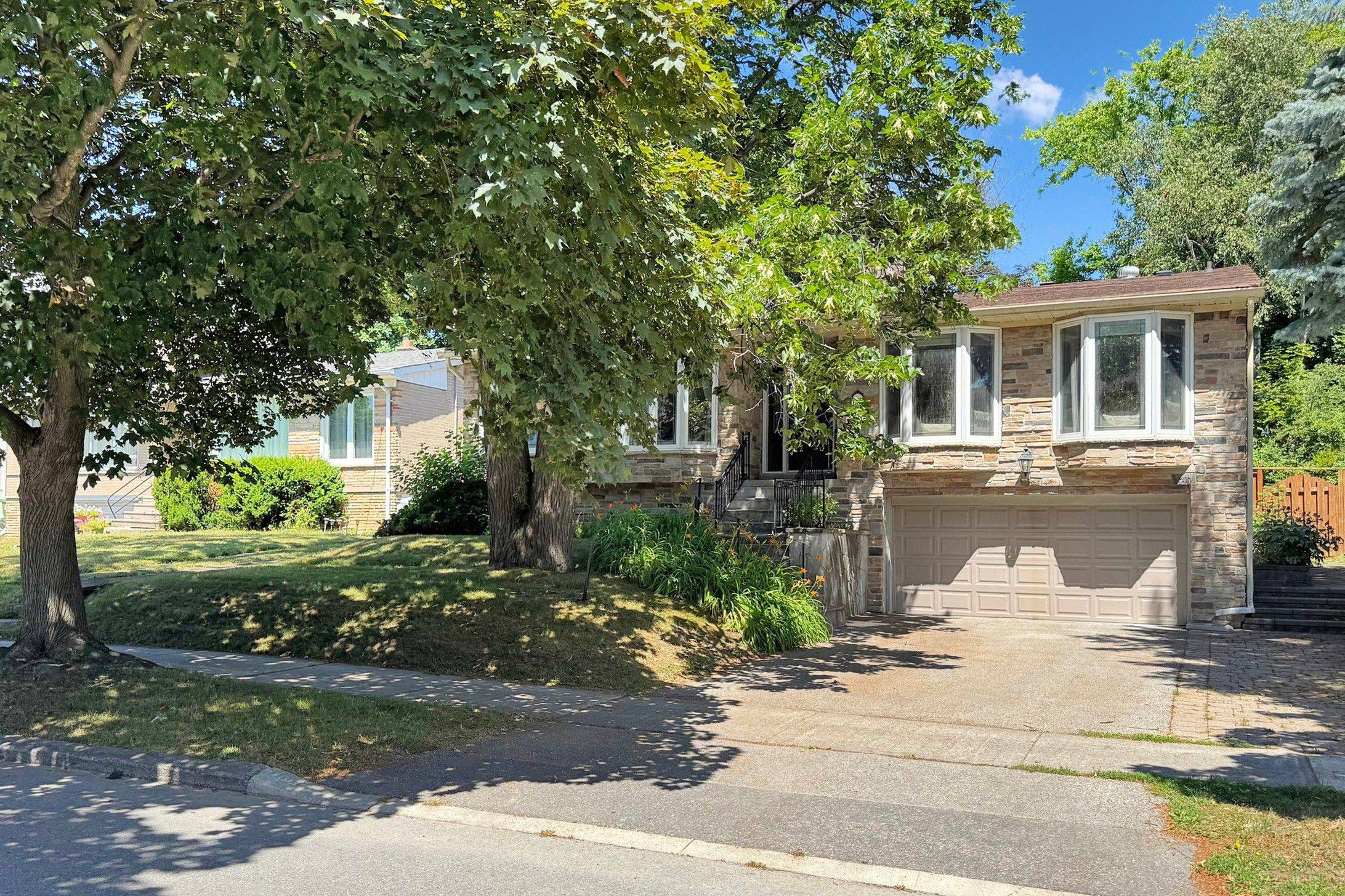 Toronto C15, ON M2K 1K9,61 Whittaker CRES