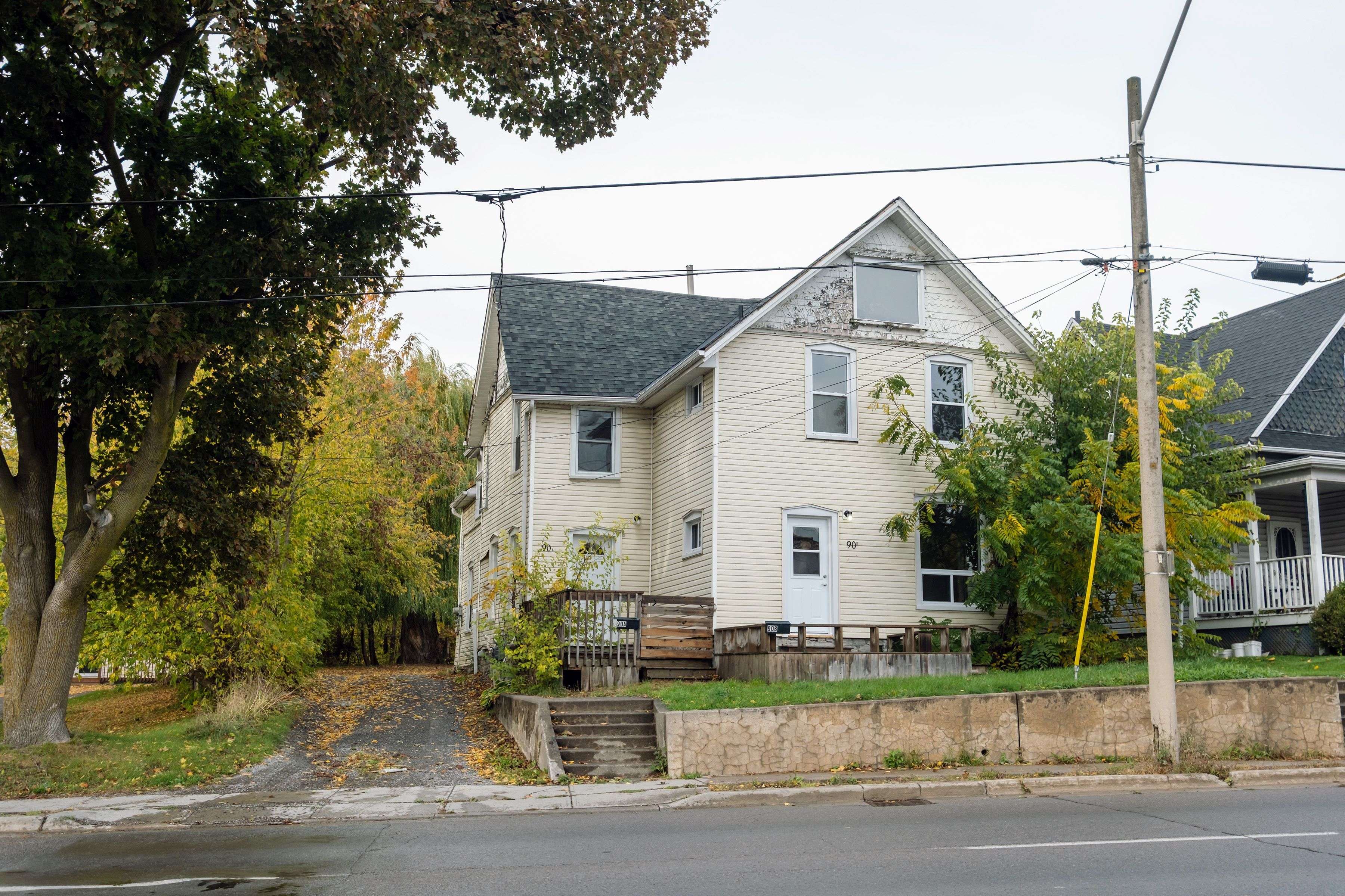 Belleville, ON K8N 1C1,90 Dundas ST E