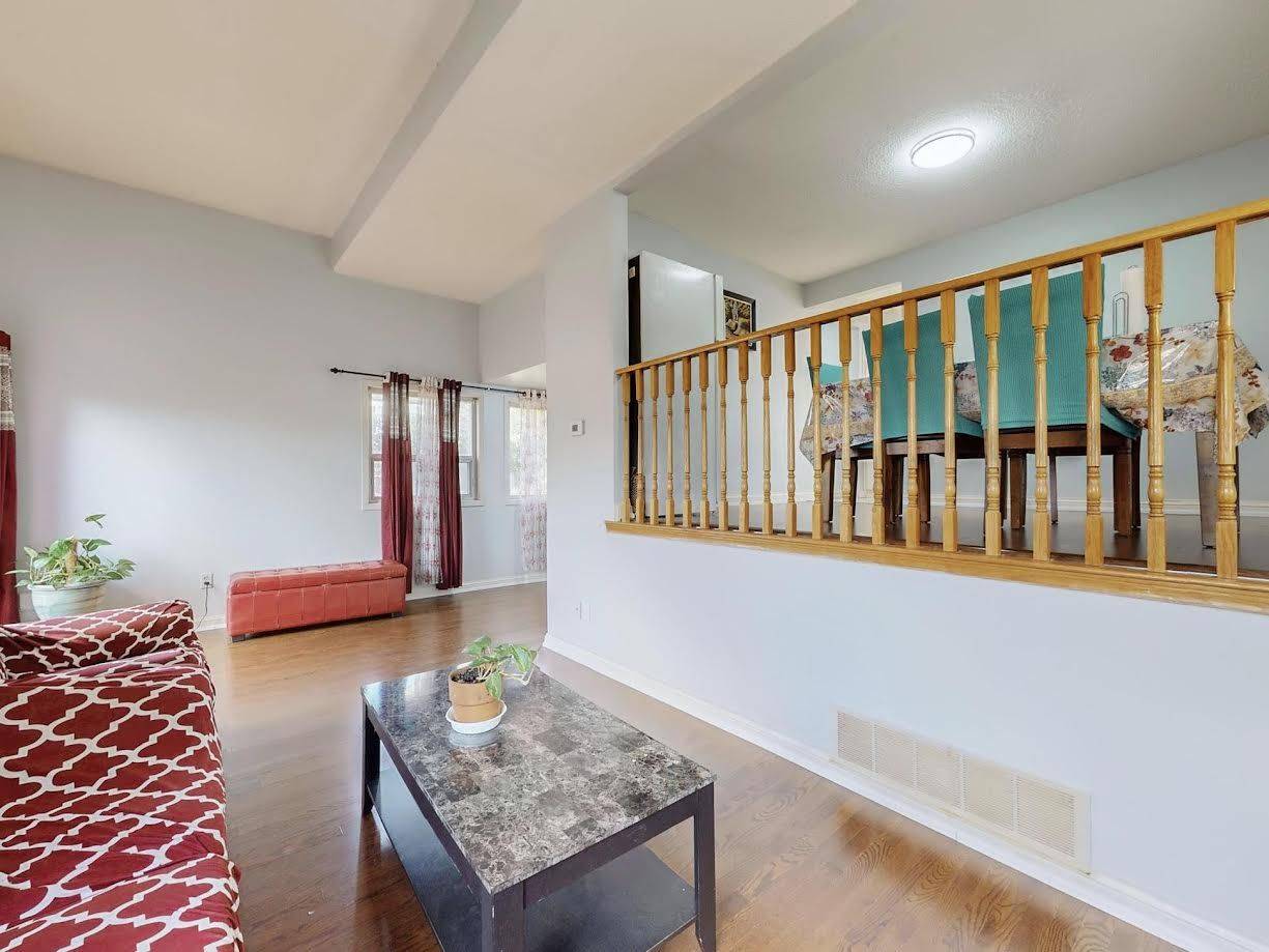 Toronto C07, ON M2R 3M2,2 Dove Hawk WAY