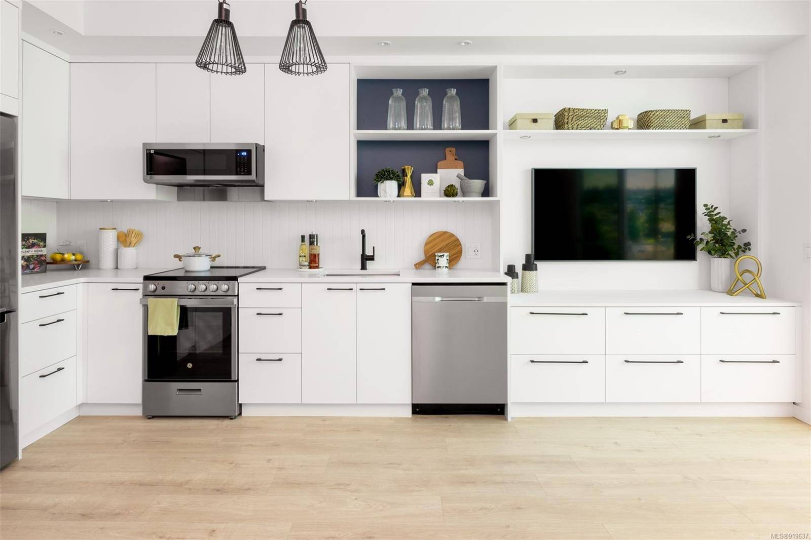 Esquimalt, BC V9A 2A4,1075 Tillicum Rd #516