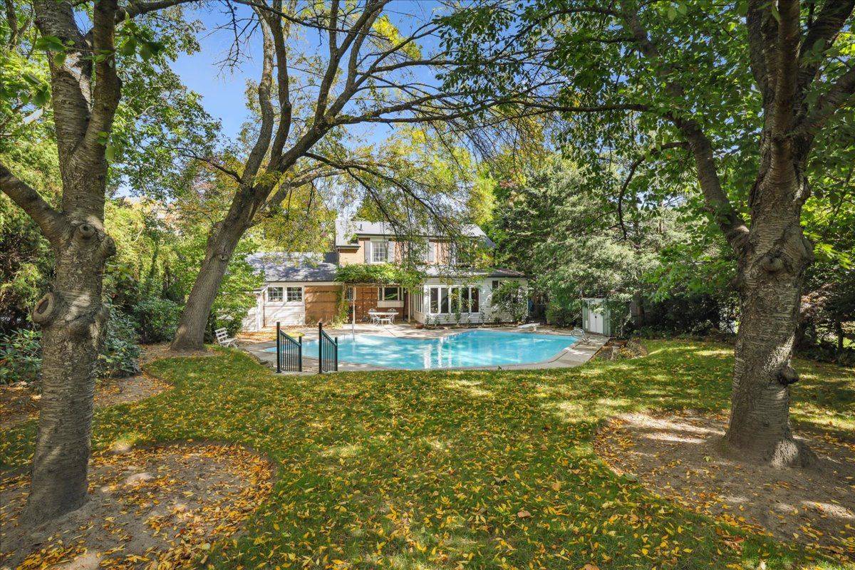 Burlington, ON L7L 2C8,222 STRATHCONA DR