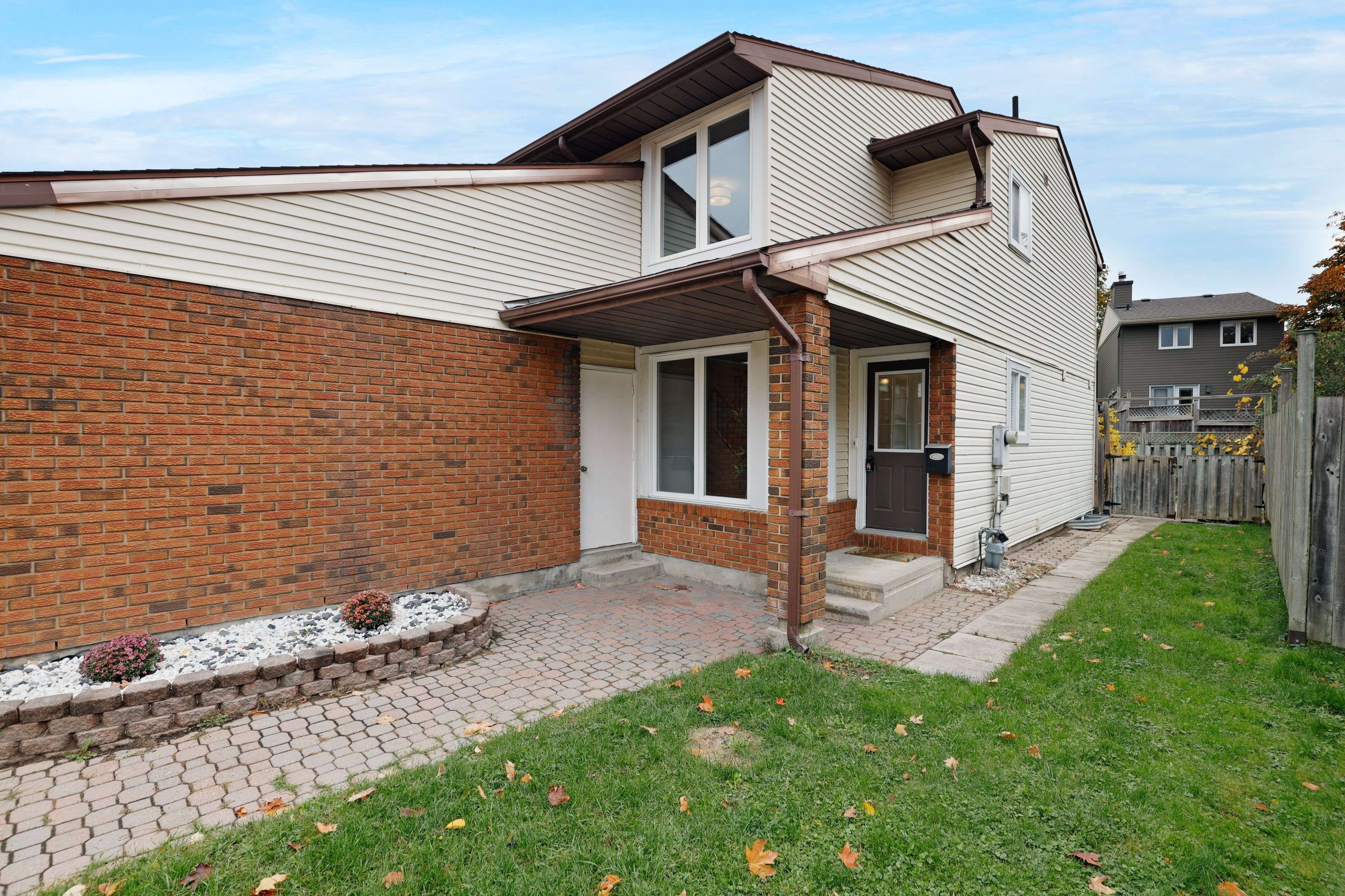 Cyrville - Carson Grove - Pineview, ON K1B 5K8,1637 Saxony CRES