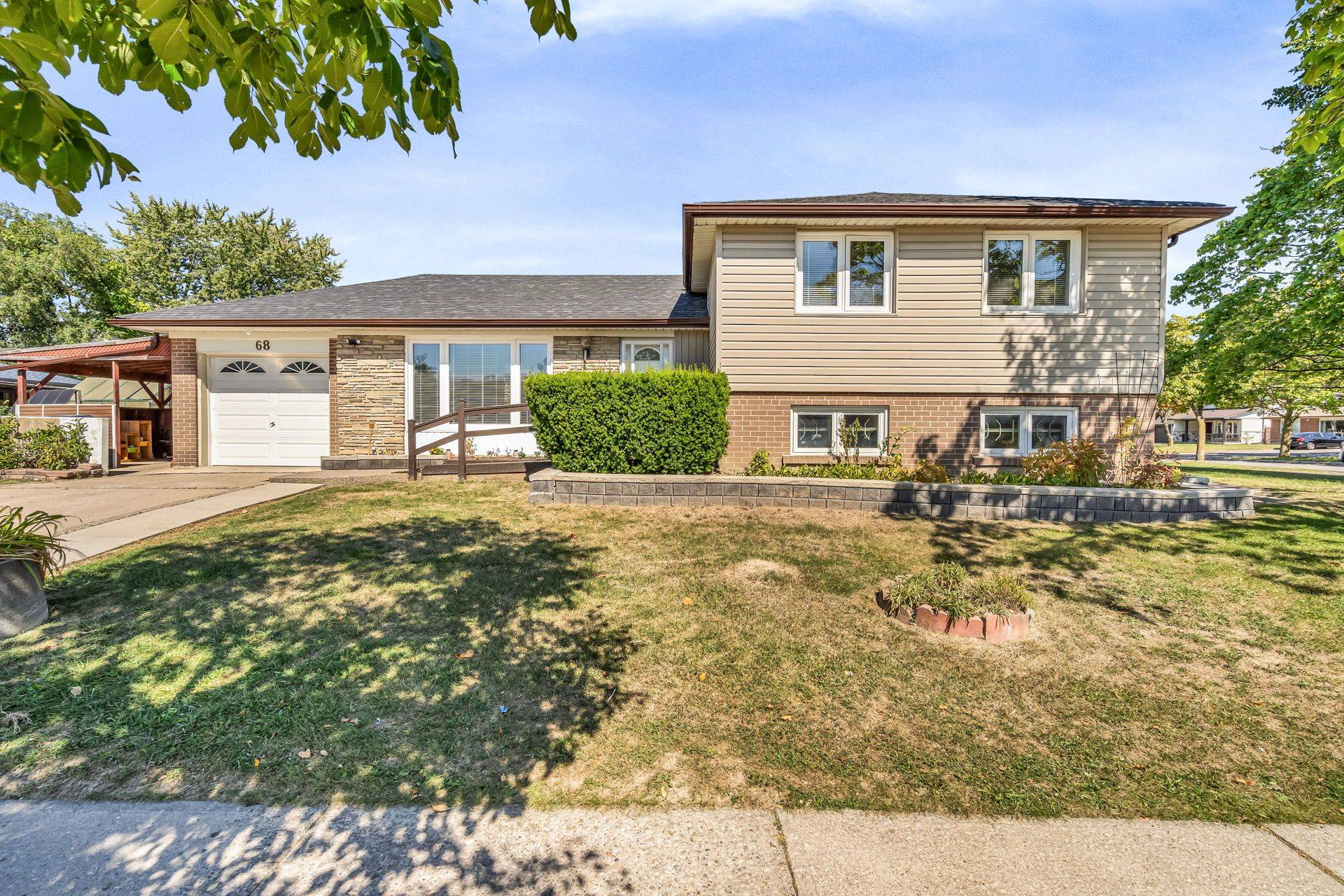 Toronto W10, ON M9V 2C8,68 Mount Olive DR