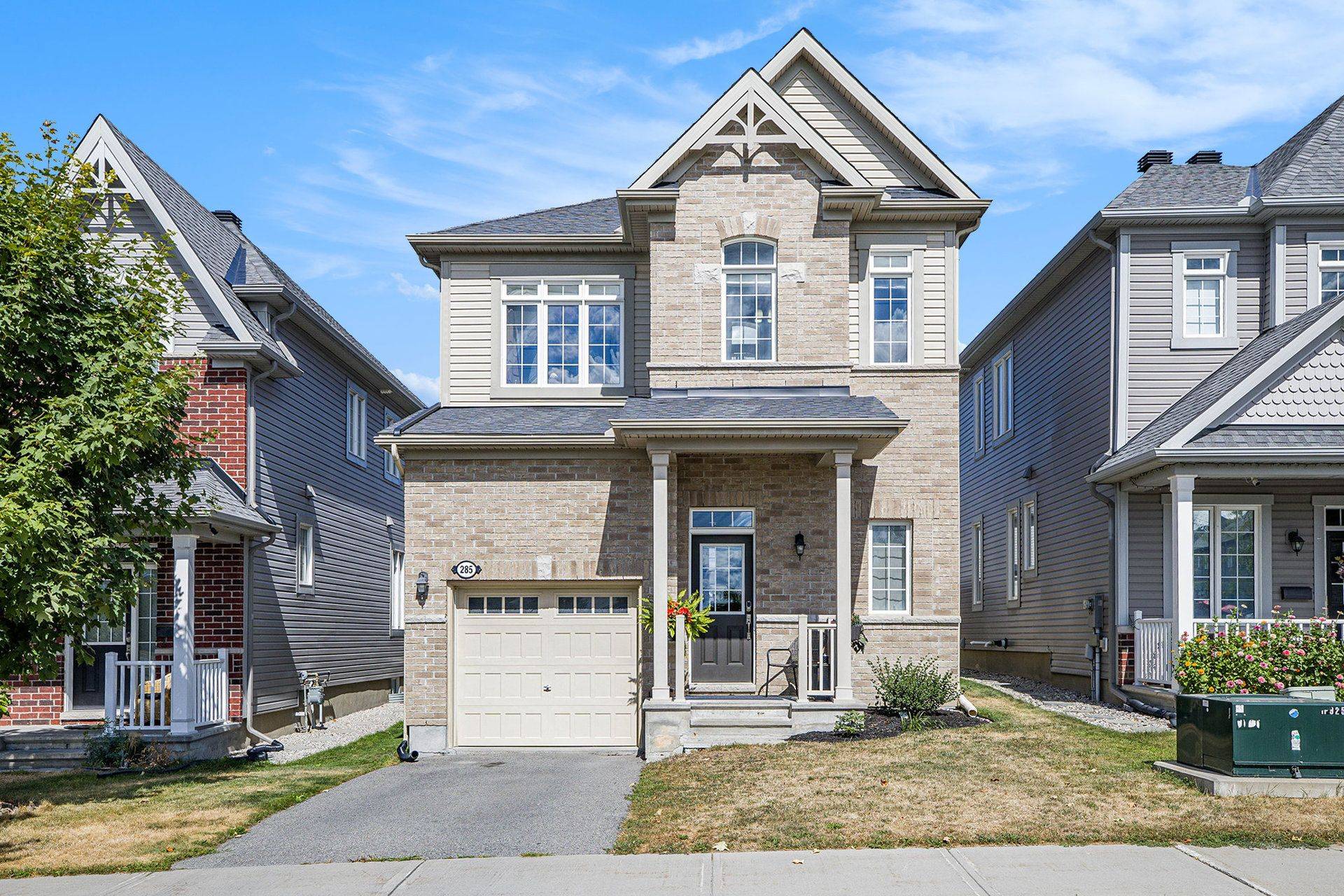 Kanata, ON K2M 3A6,285 Meadowbreeze DR