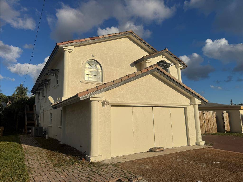 Deerfield Beach, FL 33441,472 NW 2nd Ter #B