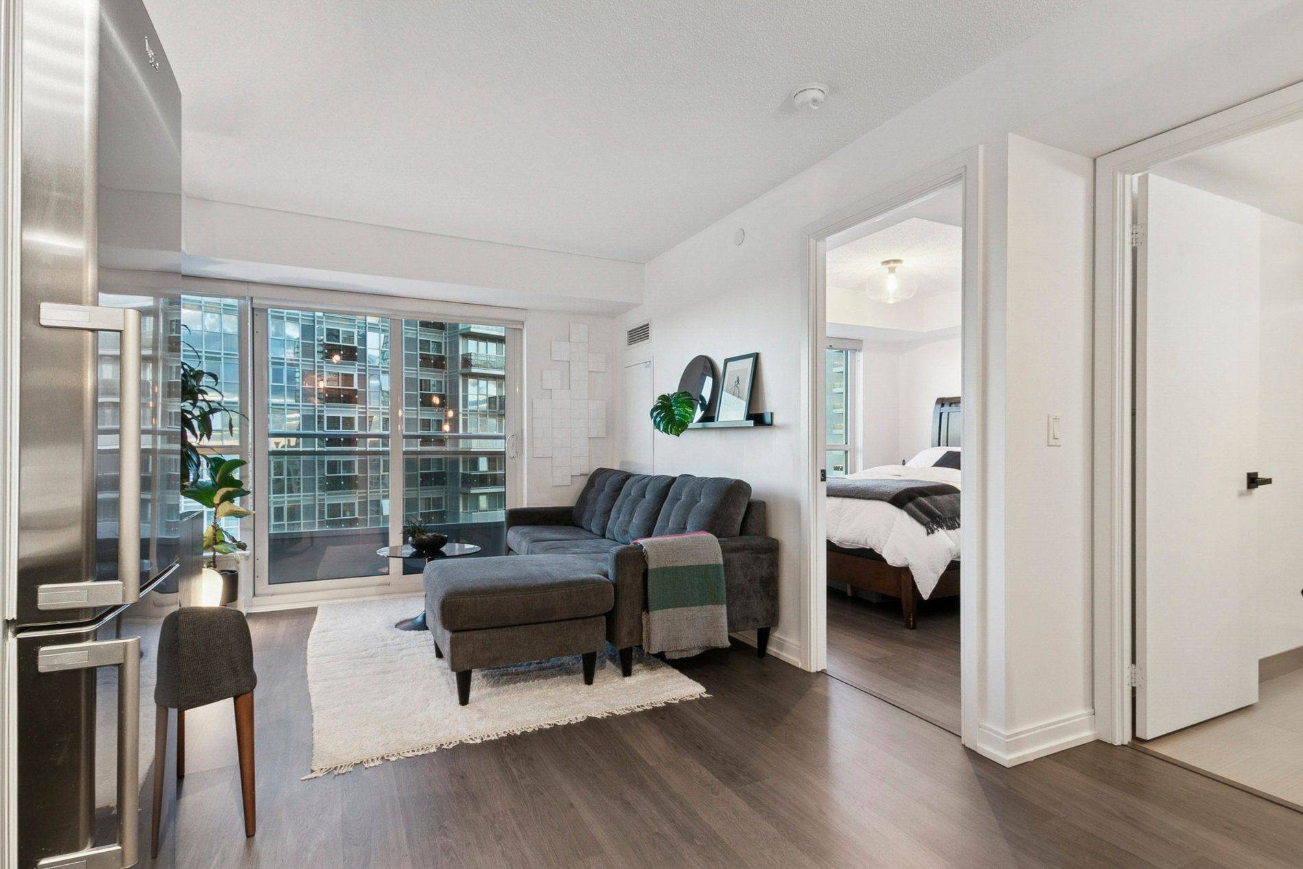 Toronto E07, ON M1S 0L7,255 Village green SQ #1301