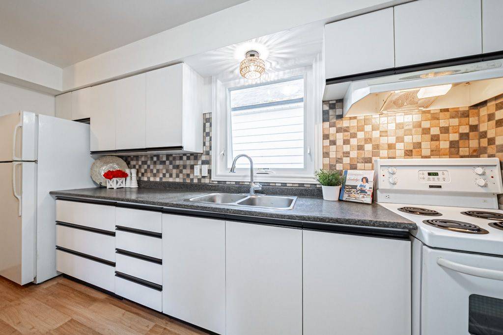 Mississauga, ON L5E 2C8,1089 Meredith AVE