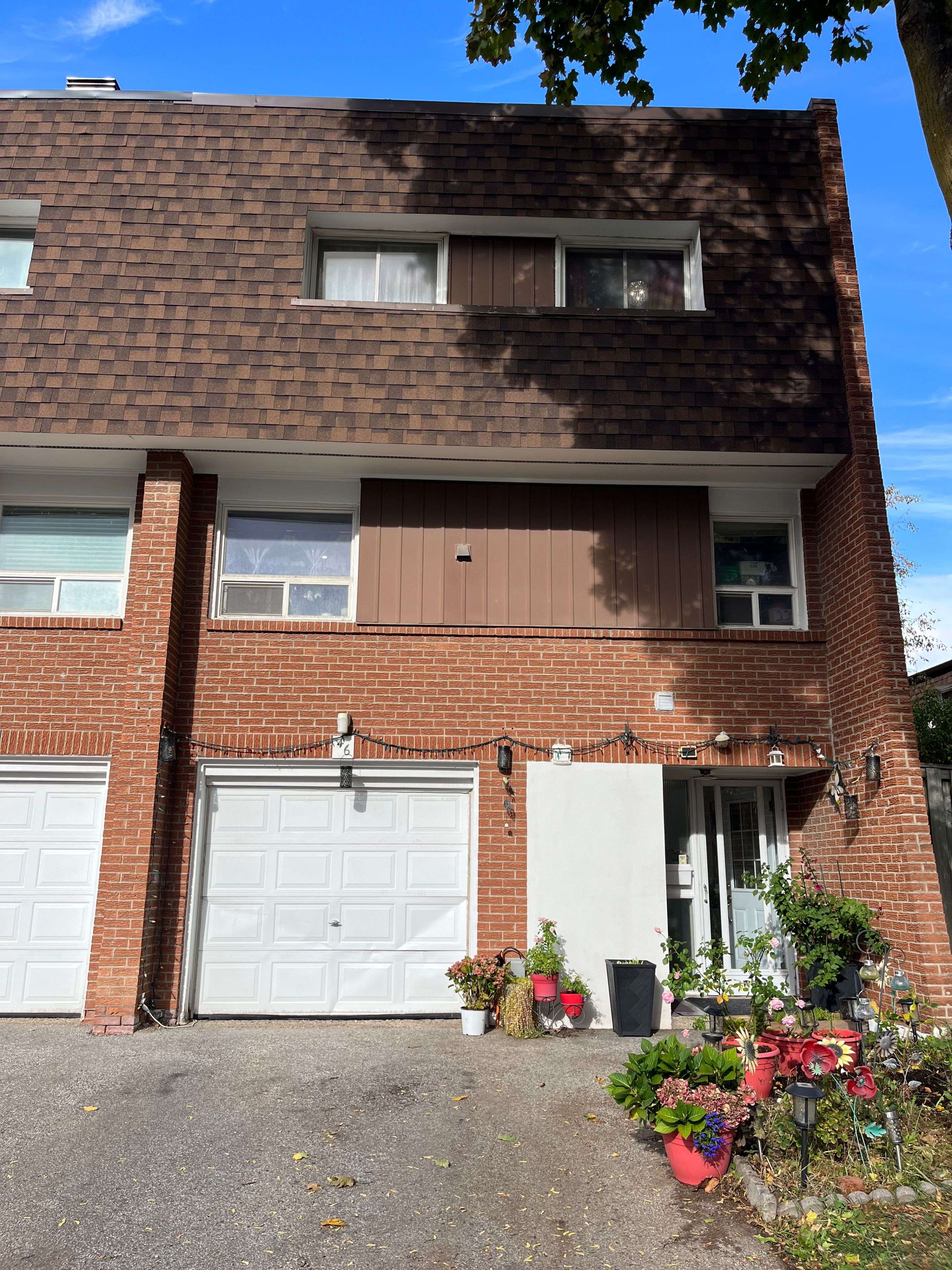 Toronto W10, ON M9V 3K8,452 Silverstone DR #46