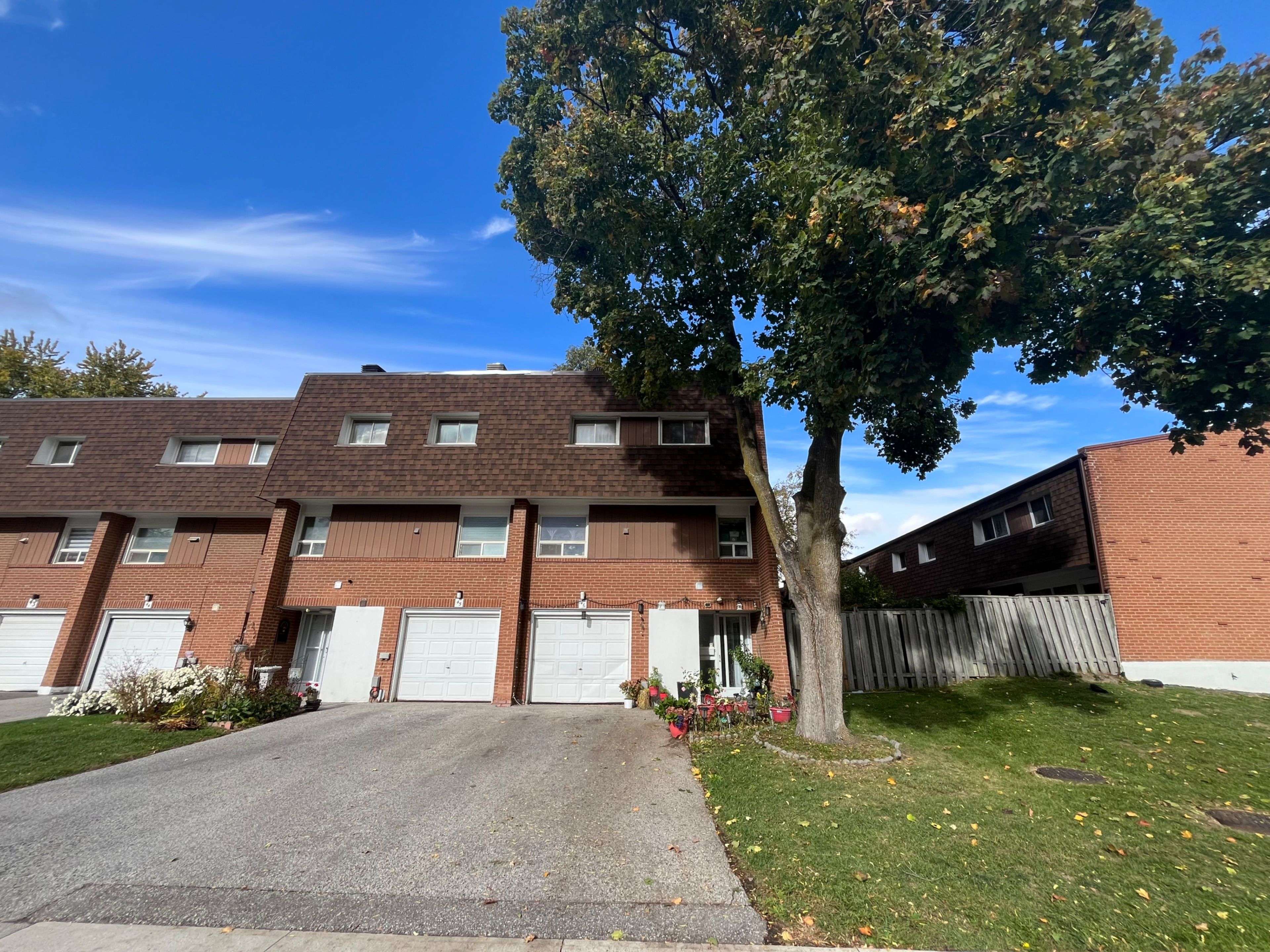 Toronto W10, ON M9V 3K8,452 Silverstone DR #46