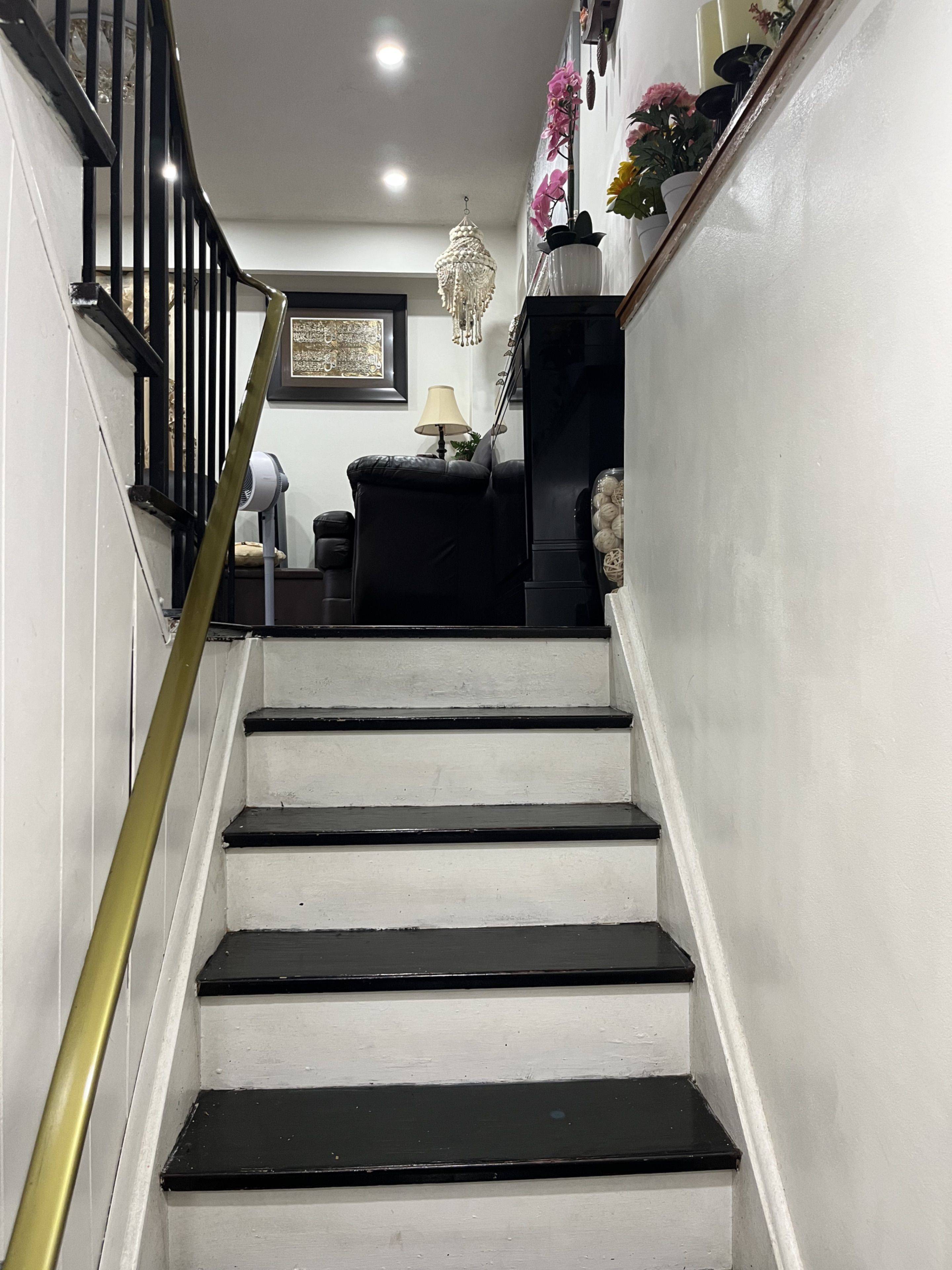 Toronto W10, ON M9V 3K8,452 Silverstone DR #46