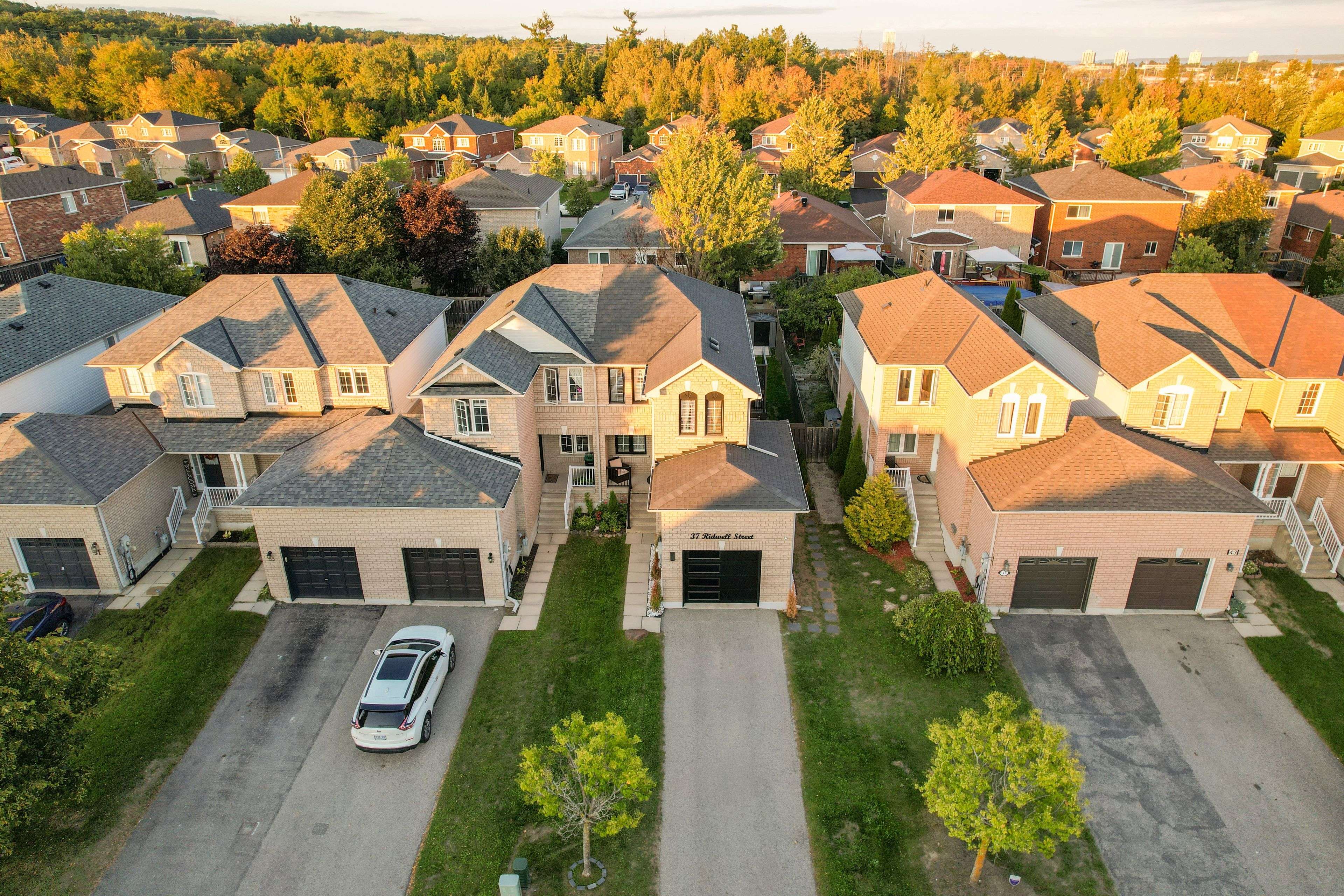 Barrie, ON L4N 0W8,37 Ridwell ST